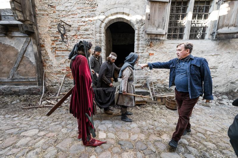 Mängufilm Apteeker Melchior (2022) - Fotod Robert Lang, Liisabet Valdoja, Jan Viljus, Eneli Rohtla, Ilja Smirnov, Anastassia Volkova, Gerli Tooming - Taska Film, Nafta Films, Apollo Film Productions, HansaFilm