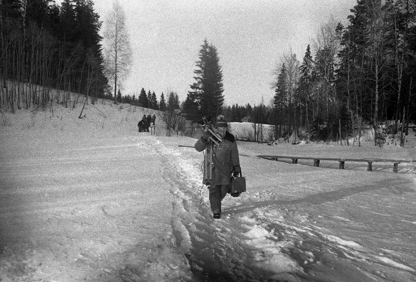 Operaator Arvo Iho kaameraga. Minnakse paisjärvele metsavendade uputamist filmima. 