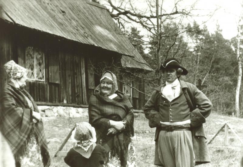 Filmivõtted Ruhnu saarel. Kostümeeritud Ruhnu saare elanikud ja režissöör Olav Neuland - Foto Kadi Talpsepp