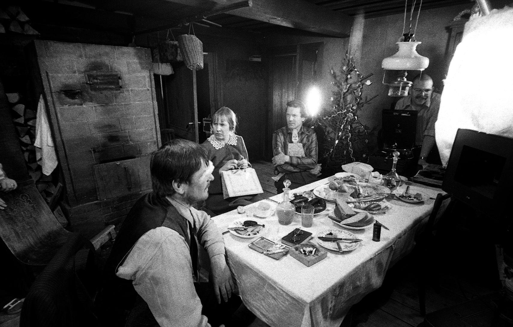 Jõuluõhtu filmimine paviljonis. Näitlejad Rudolf Allabert, Anne Maasik ja Evald Aavik ning helioperaatori assistent Ahti Mänd.