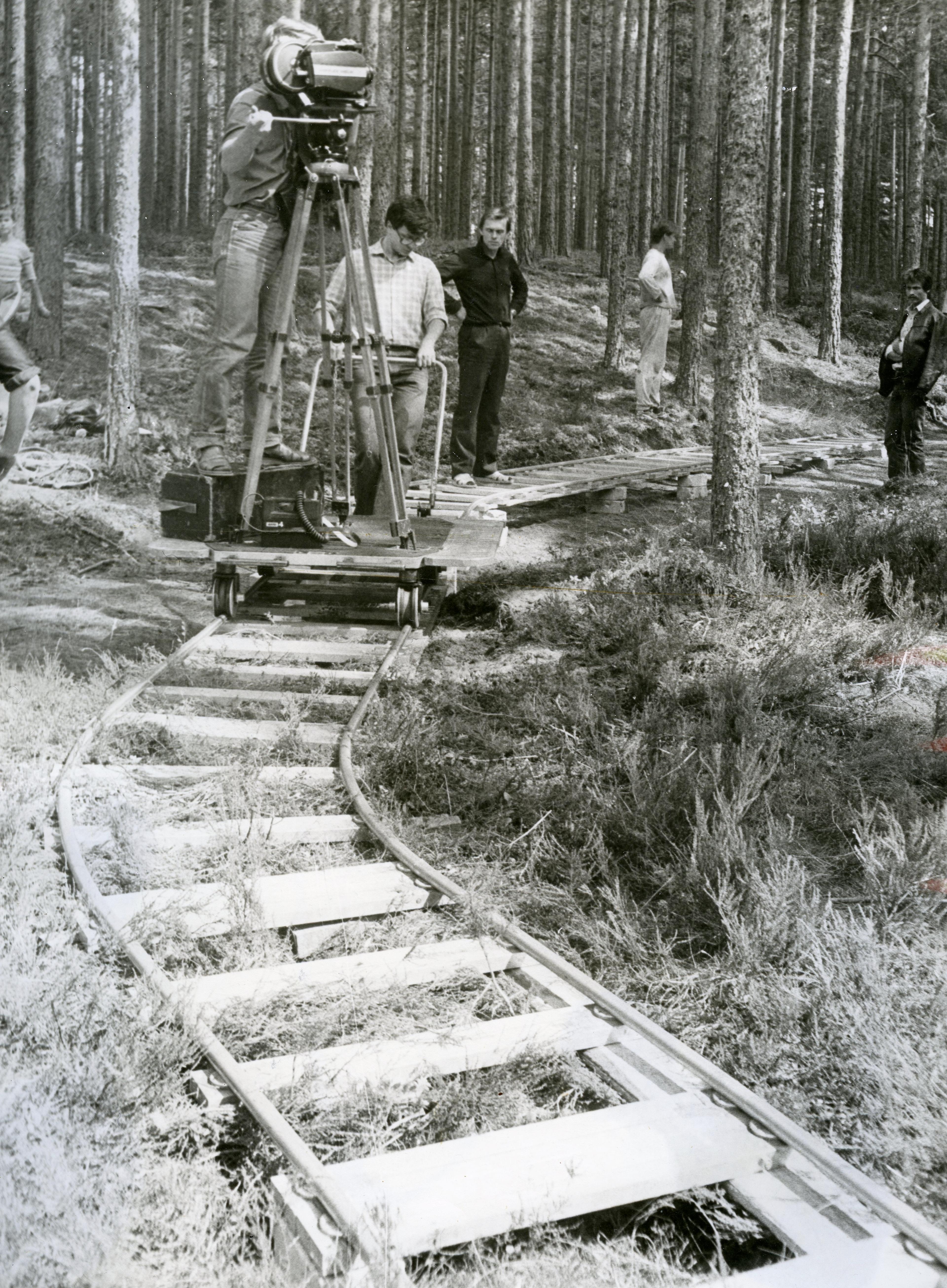 Filmivõteteks Viitna metsas on üles seatud kaamera relsid (juuli 1986) - Foto Kadi Talpsepp