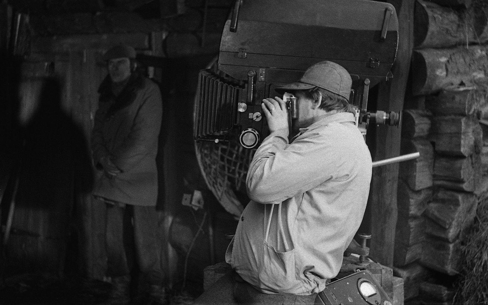 Filmitakse stseeni, milles Jüri Piir on saanud teada poja surmast. Režissöör Olav Neuland, pildistab operaator Arvo Iho. 