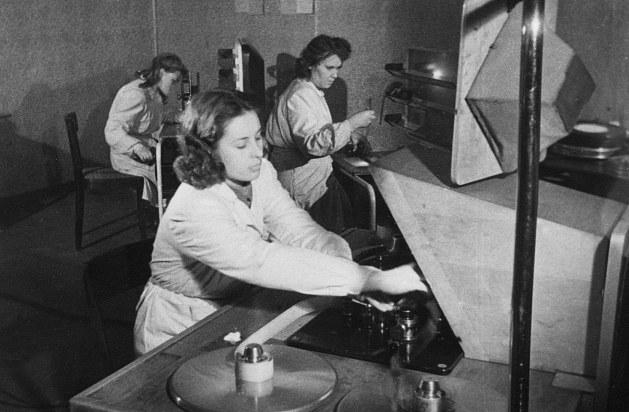 Esiplaanil monteerija Virve Laev, tagaplaanil Ludmilla Rosental ja Viivi Koort. Kaader kinokroonikast „Päev Tallinna Kinostuudios“ (1950), Ringvaade „Nõukogude Eesti“ nr 4, 10. veebruar 1950, 3/4
