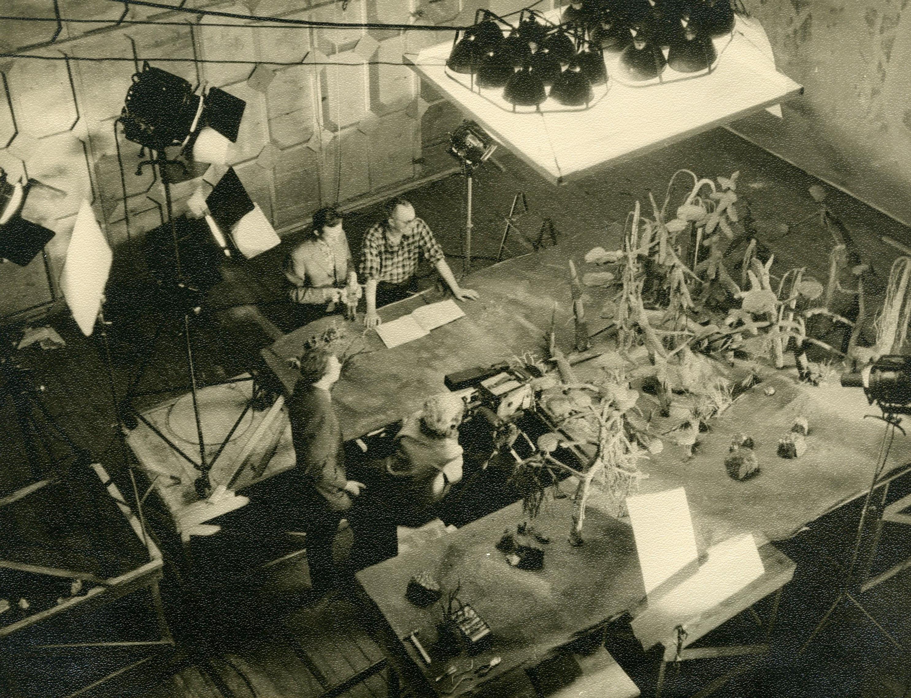 Nukufilm „Metsamuinasjutt“ (1960) – Kunstiliste- ja Kroonikafilmide Tallinna Kinostuudio Pöögelmanni tänava nukufilmi paviljonis töötavad režissöör Elbert Tuganov ja operaator Heino Pars – Nukufilmi kogu