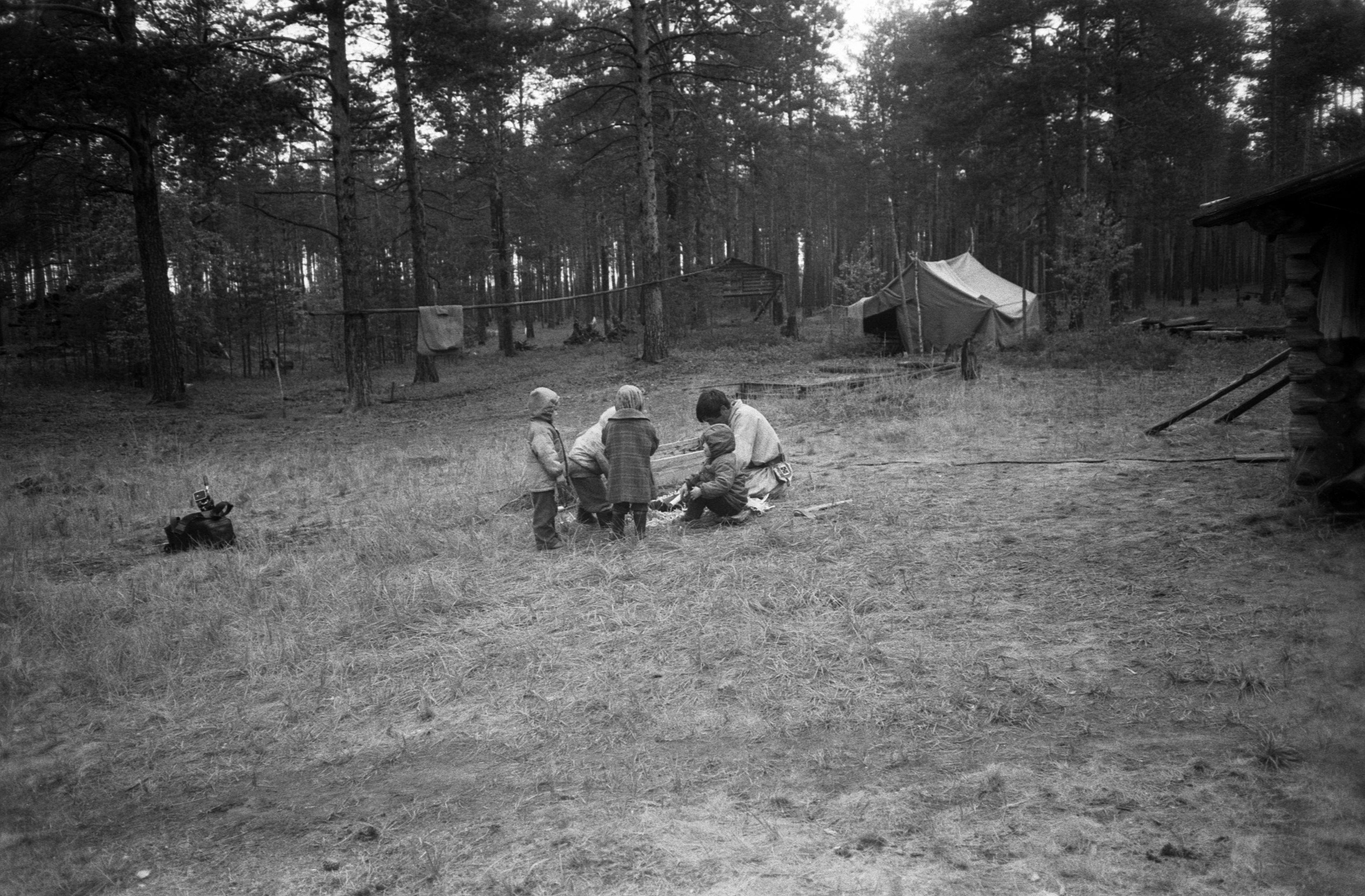 Handi naised ja lapsed tare juures (1988)