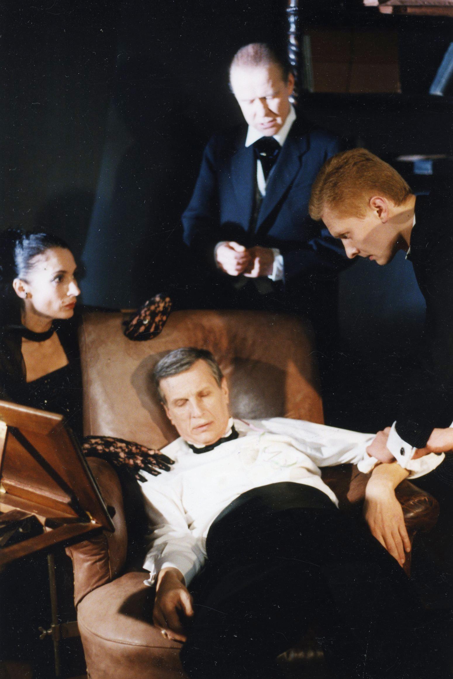Hanna Kaufmanni osas Rita Raave, Jonathan Kaufmanni osas Aleksander Eelmaa, teenri osas Paul Laasik, Hans Kaufmanni osas Andres Puustusmaa -  Foto Tõnu Talivee