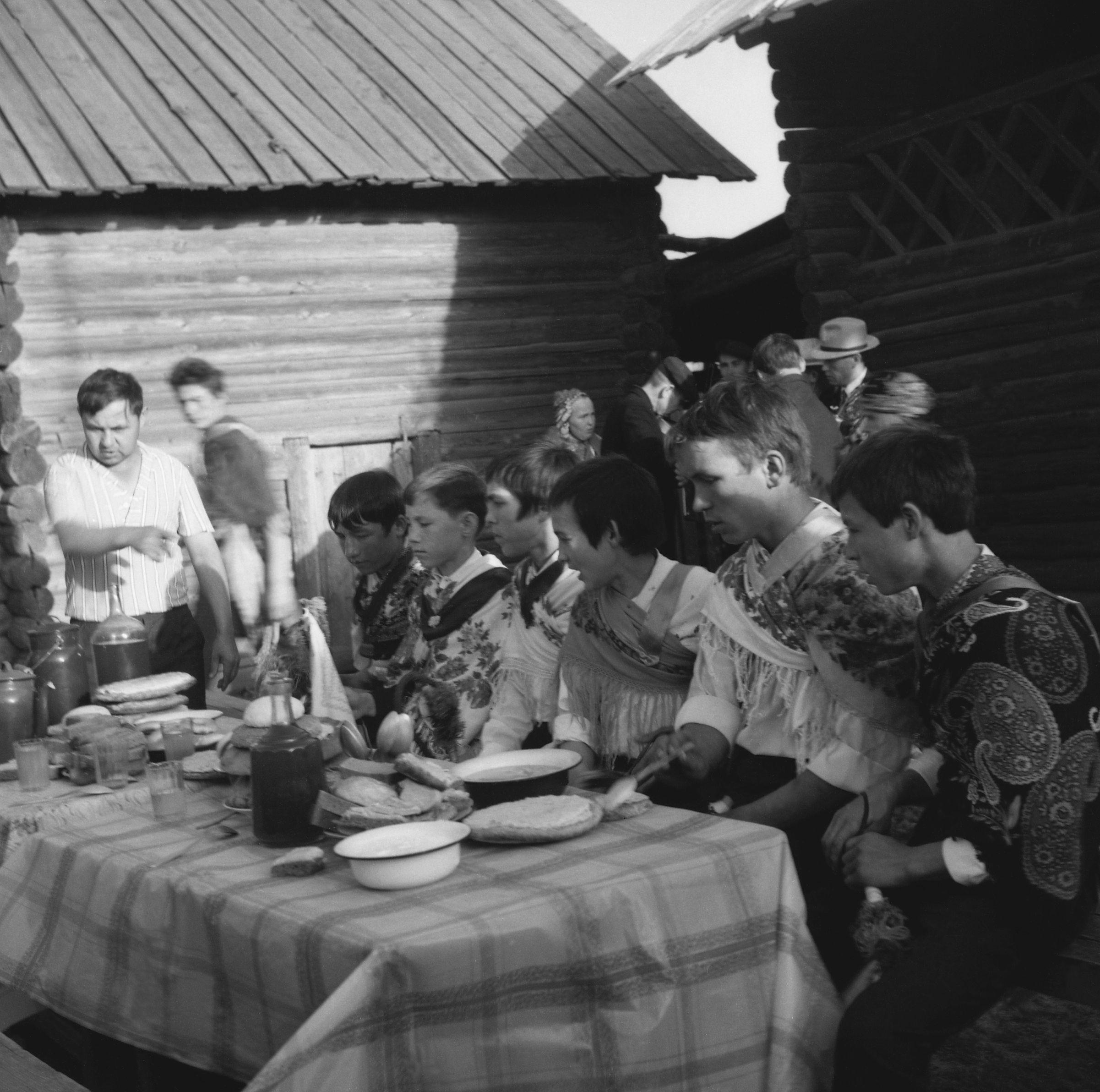 Filmivõtetel Mari külas – Foto Tõnu Seilenthal