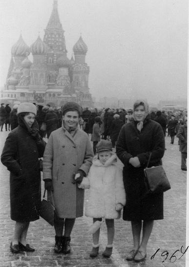 Virve Laev (Sirel), Kai Schönberg (Suuna), Regina Schönberg, Õie Kusmin Punasel väljakul Moskvas (7. november 1964)