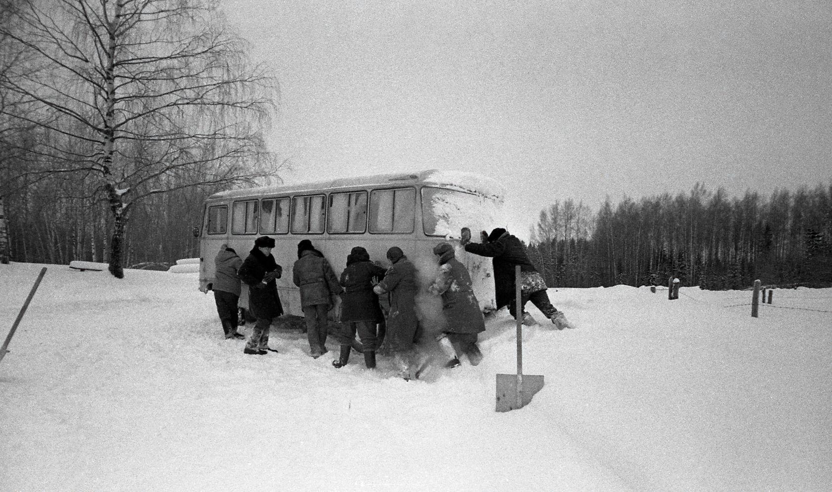 Tallinnfilmi bussi lükkamine Muna peatuses, 7 km Rõugest.