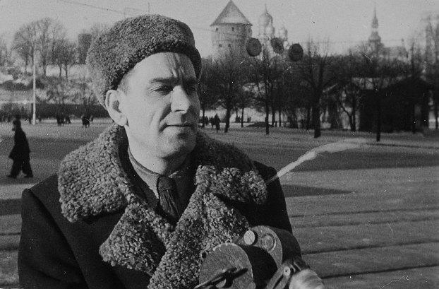 Ringvaate Nõukogude Eesti filmigrupp Võidu väljakul filmimas. Kaameraga operaator Nikolai Saljutin. 