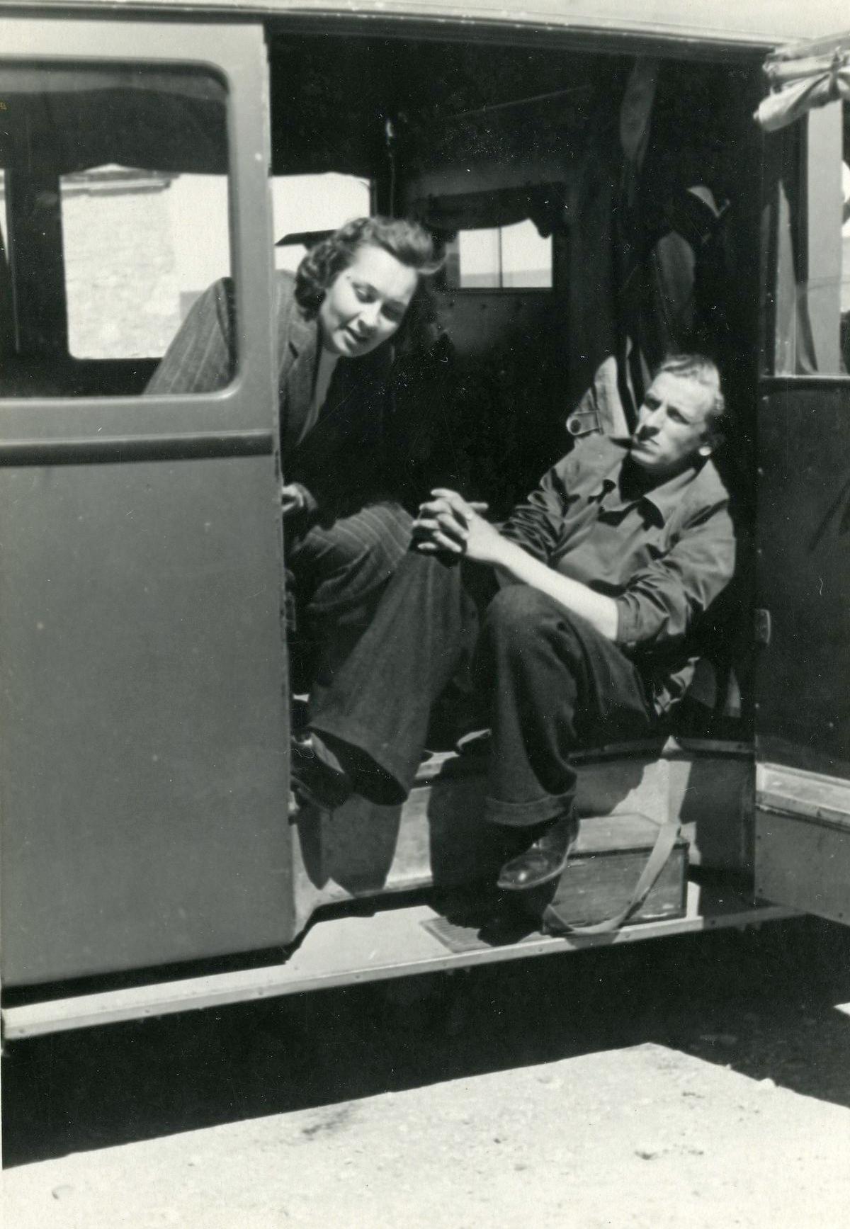 Filmistuudio helibuss Ford V8, Tallinnasse toodud Saksamaalt 1938. a.
Helioperaator Raimond Schönberg, kinomehhaanik Aino Tarming, 1950ndate algus

