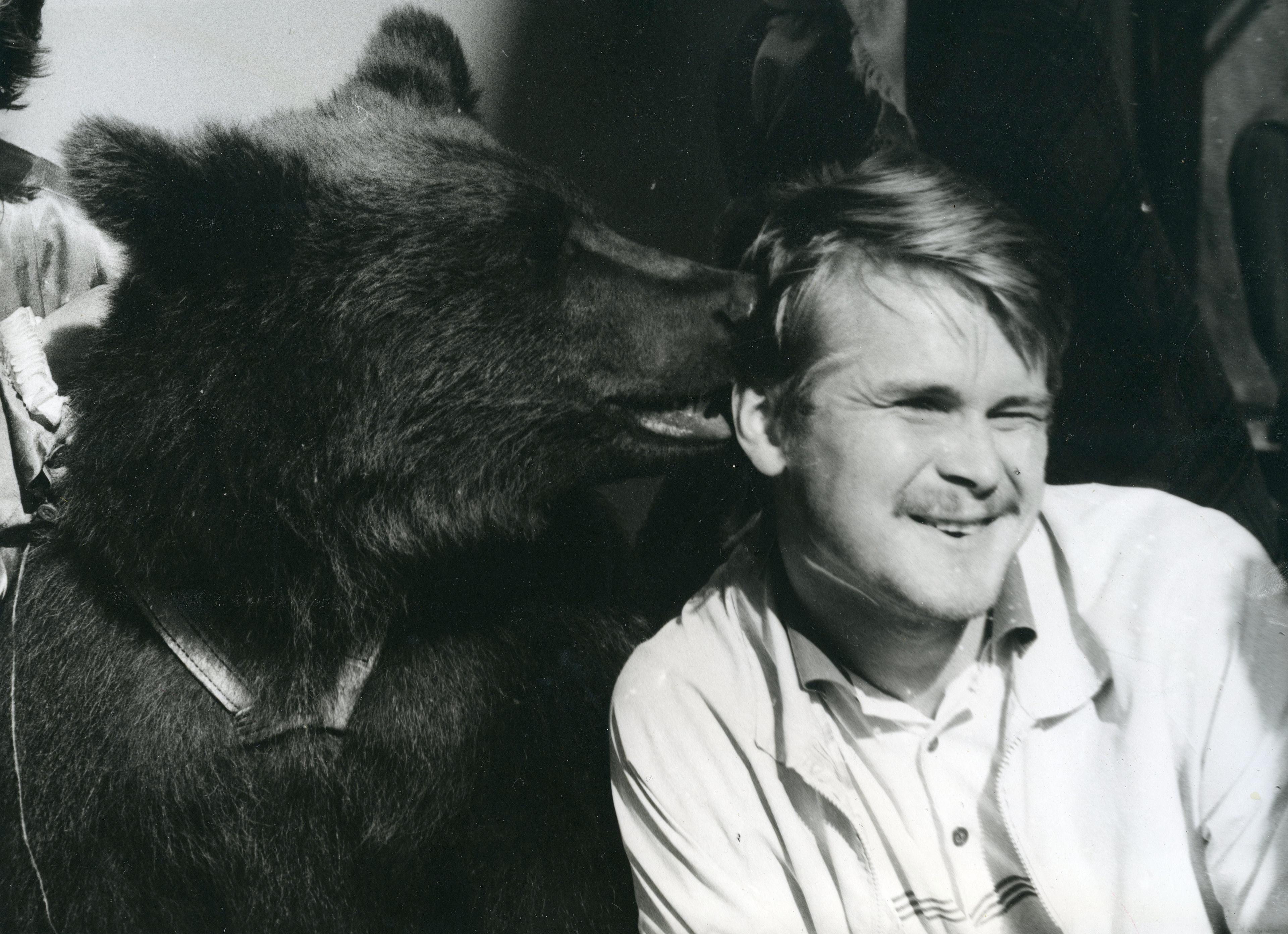 Filmivõtted Tallinnas Toompeal ( september 1987). Rekvisiitor Aivar Vahtra tsirkusekaruga - Foto Kadi Talpsepp