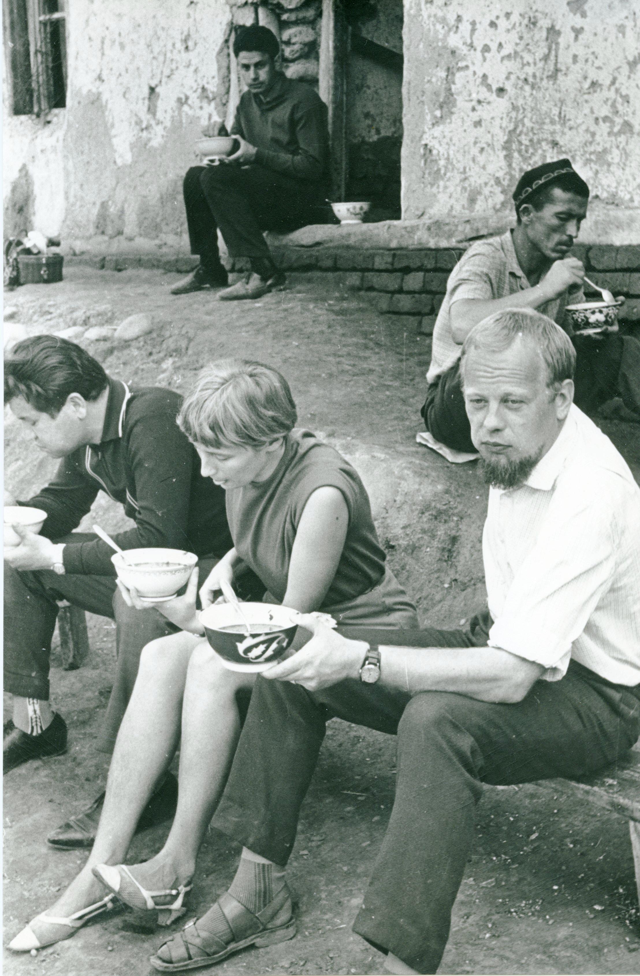 Lagmani söömine Taškendi turul. Esiplaanil Vaike Mesilaja Peet Väinastu (1967)