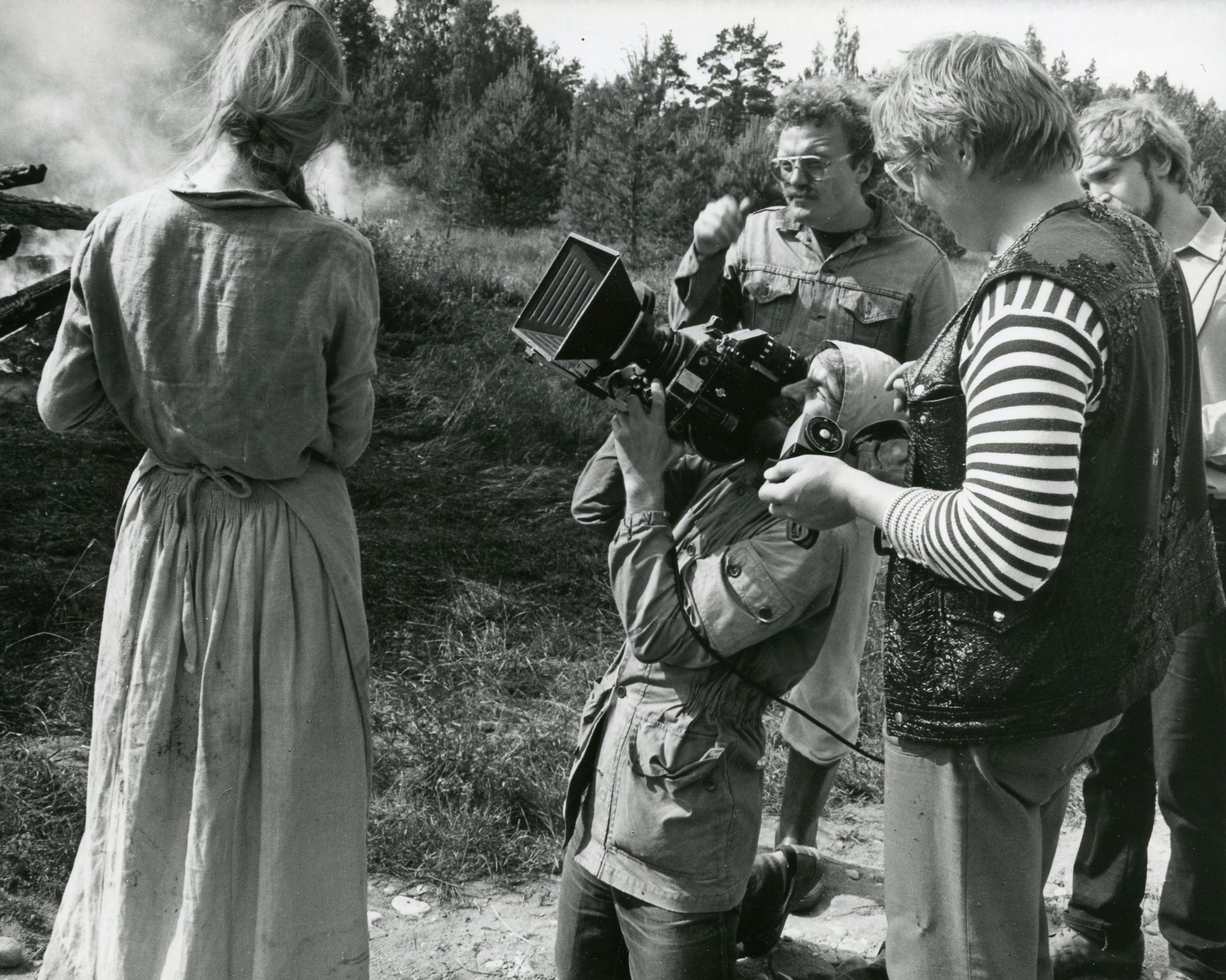 Filmivõtetel - Paabu osatäitja Maria Avdjuško, operaator Ago Ruus, režissöör Peeter Simm,  II operaator Rein Pruul, operaatori assistent Tõnu Põldsaar