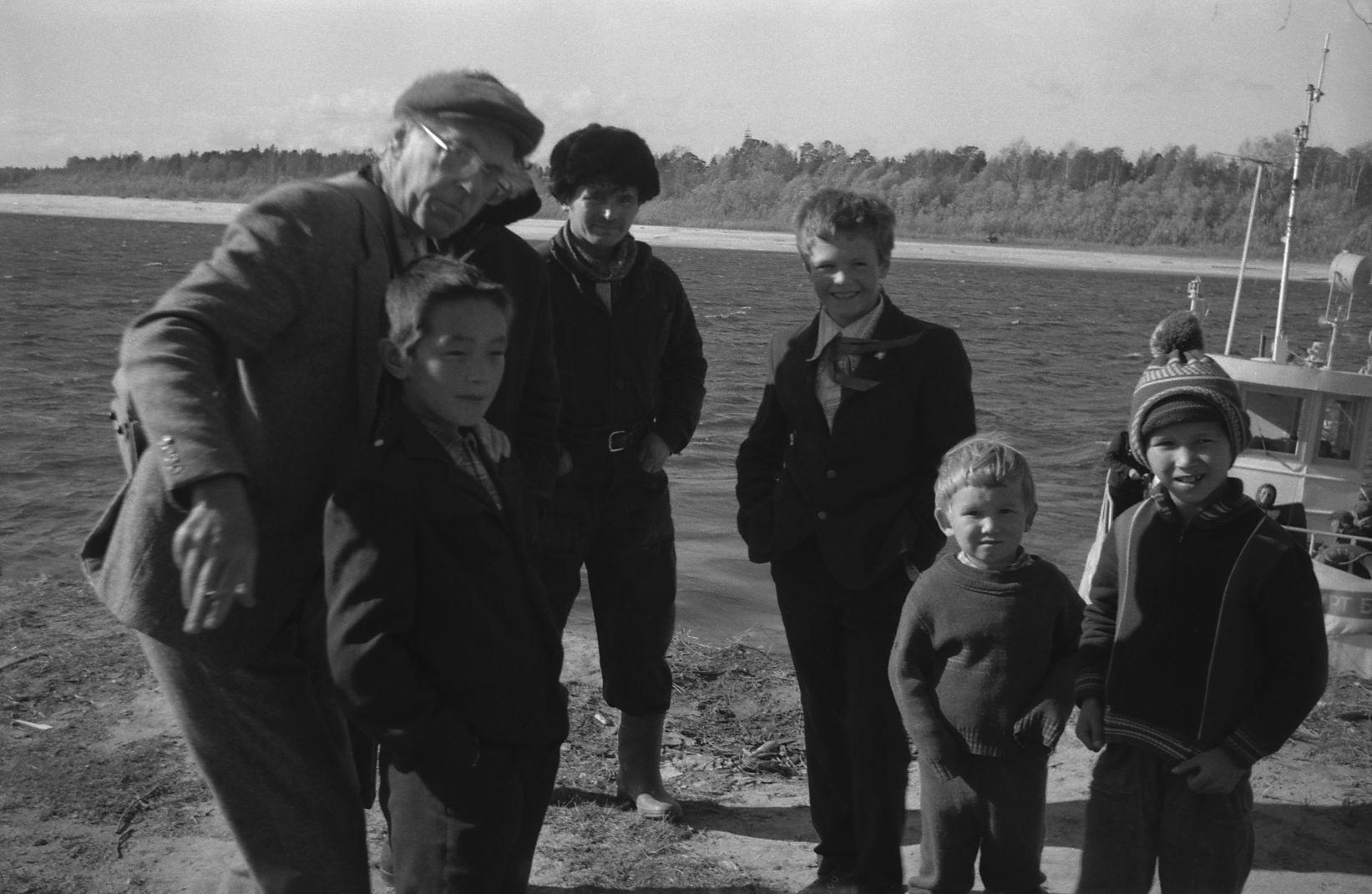 Filmigrupi peatus Agani külas (1985) -  Foto Enn Säde
