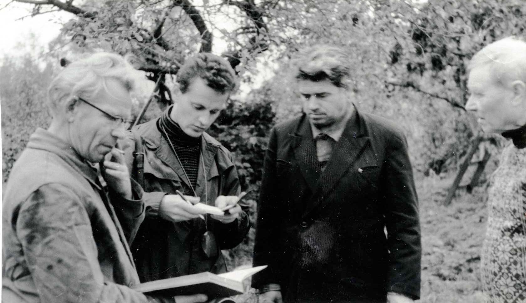 Filmivõtetel Ruhnus (1965). Graafik Ernst Kollom, režissöör Andres Sööt, kirjanik Aadu Hint, Ruhnu elanik Rooslaid