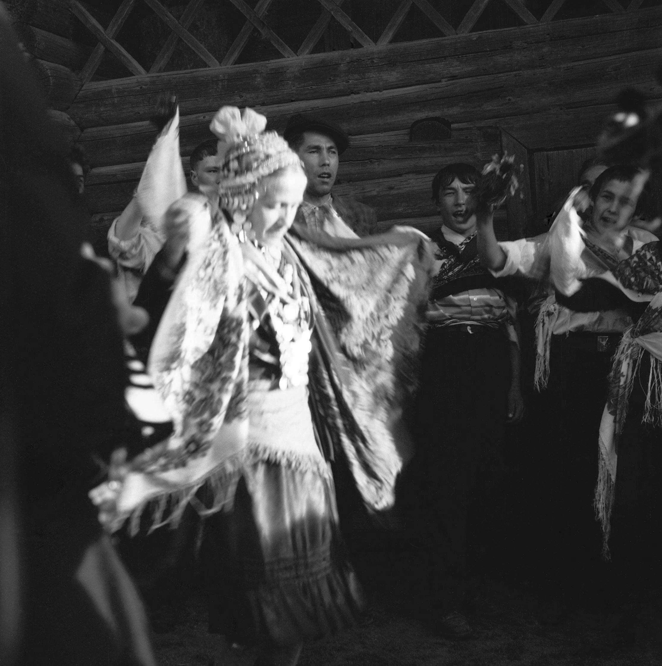 Filmivõtetel Mari küla pulmas – Foto Tõnu Seilenthal