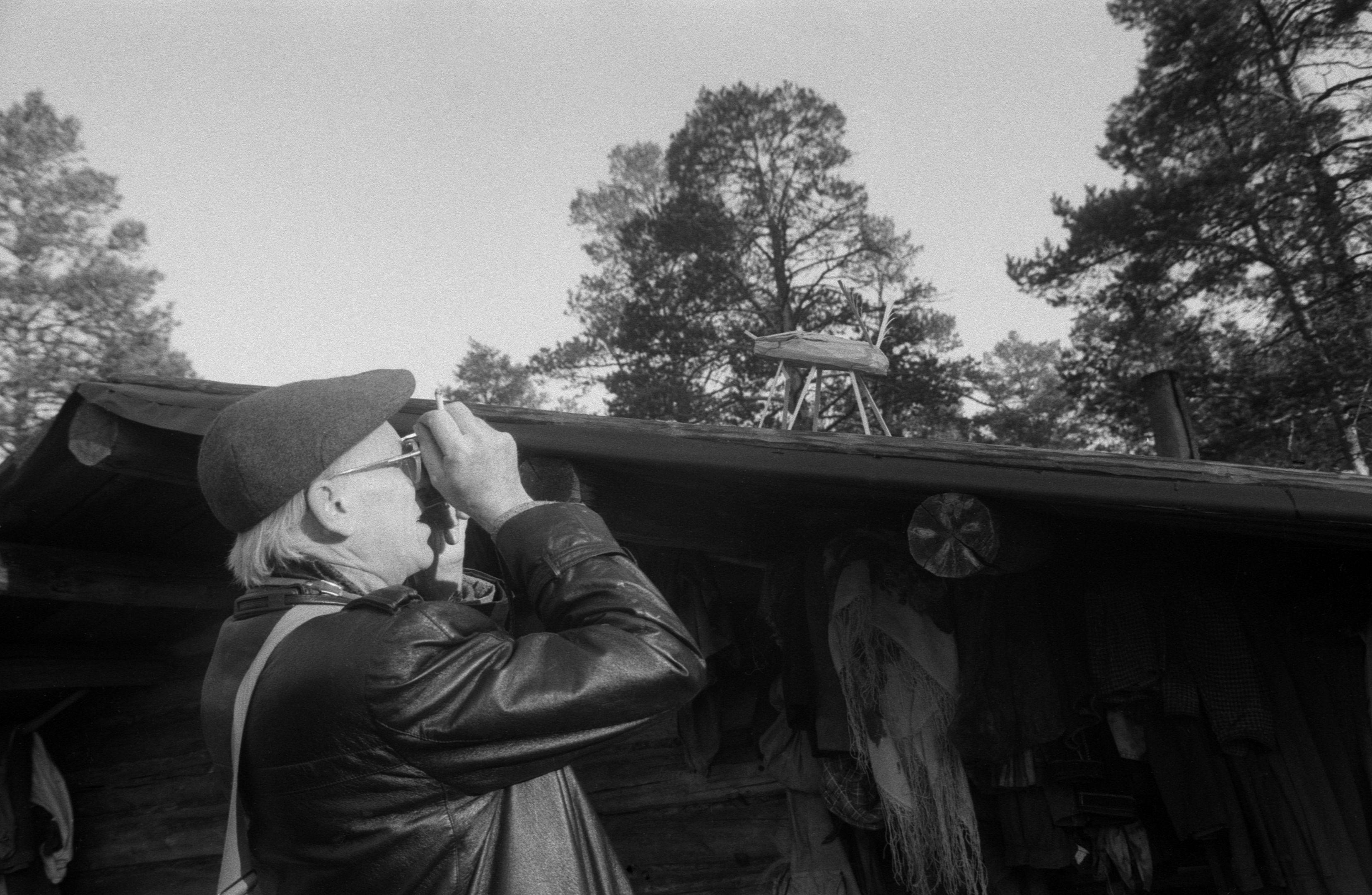 Lennart Meri fotografeerimas filmivõtetel (1985)