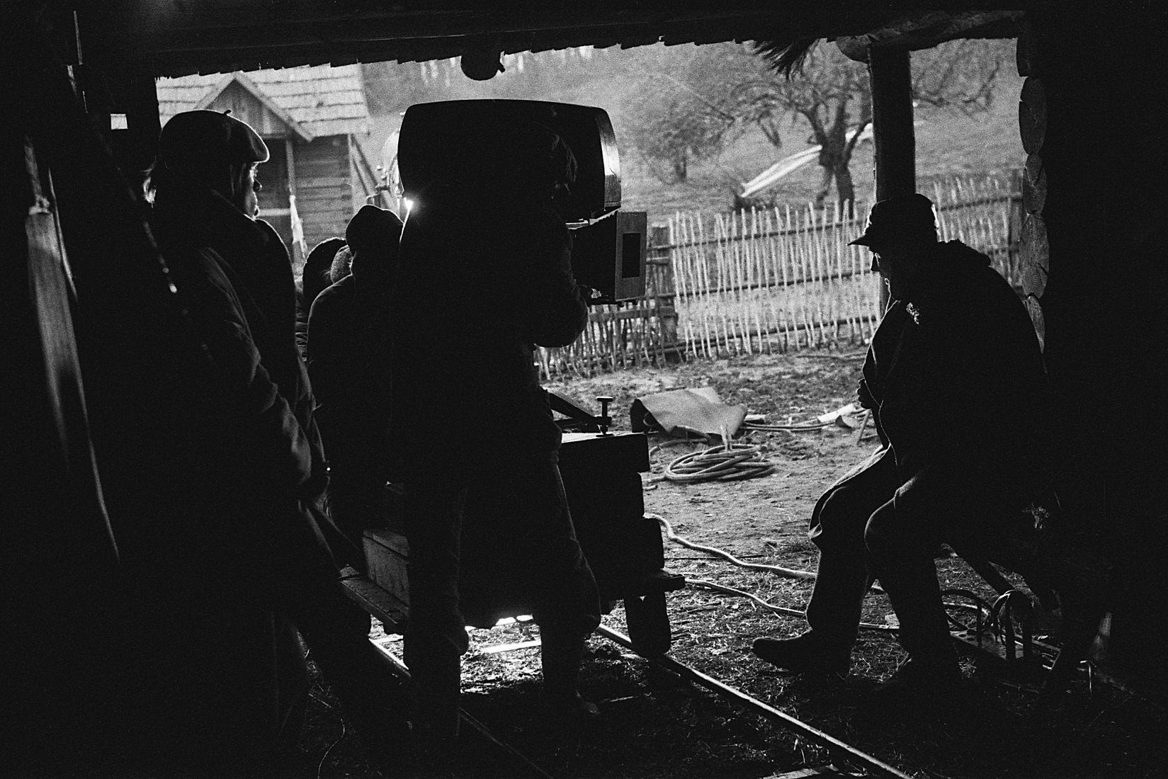 Filmitakse stseeni, milles Jüri Piir on saanud teada poja surmast. Kaamera kõrval režissöör Olav Neuland, istub Jüri Piiri osatäitja Rudolf Allabert.