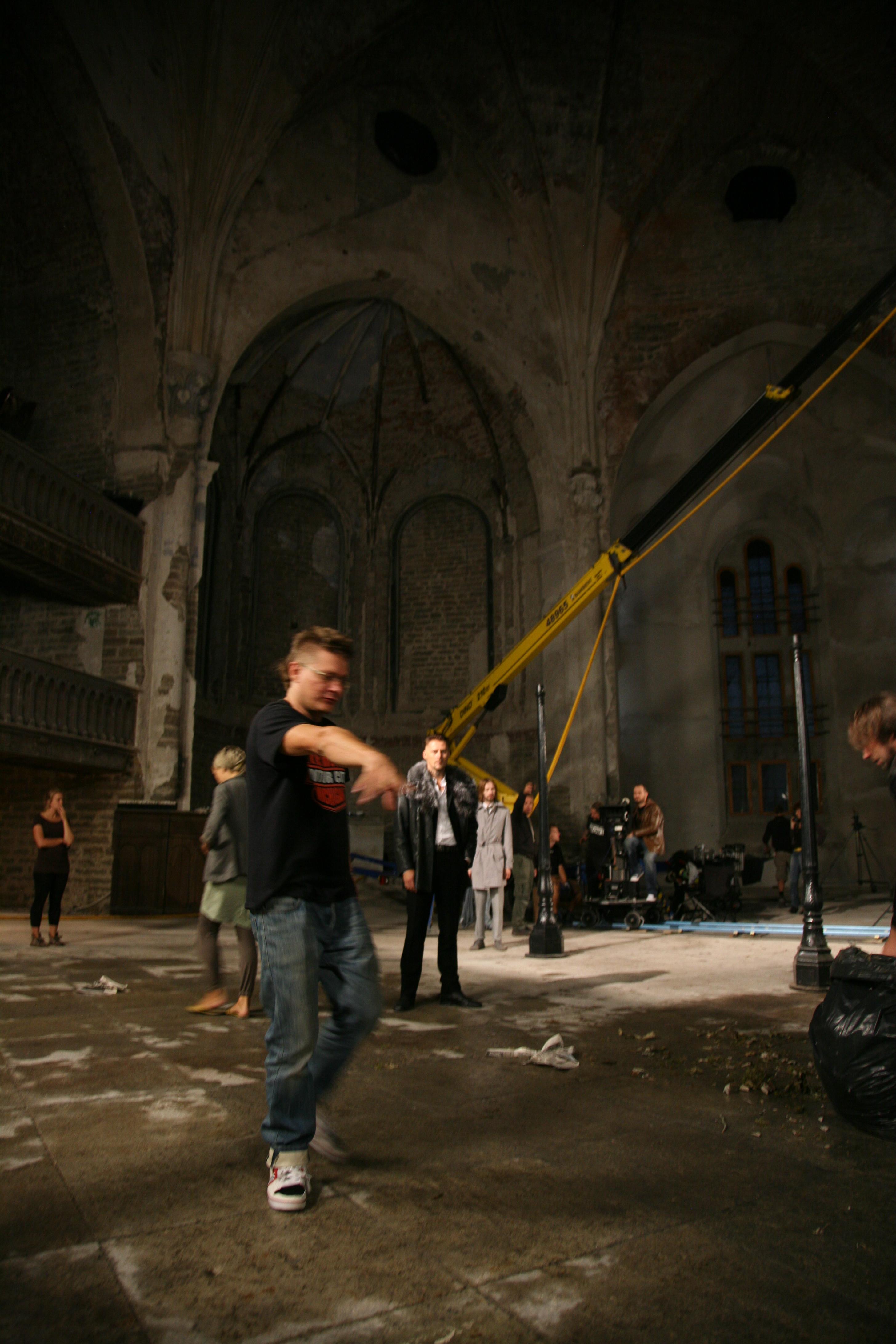 Esiplaanil režissöör Rainer Sarnet - Foto Peeter Laurits - Homeless Bob Production