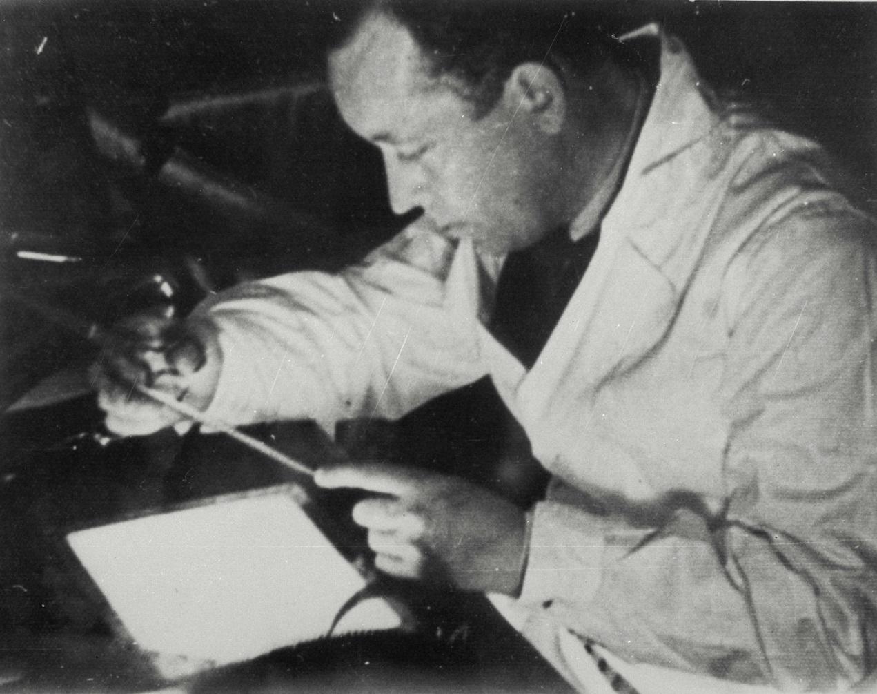 Konstantin Märska „Eesti Kultuurfilmi“ stuudios filmi monteerimas (1935) - Filmiarhiivi kogu
