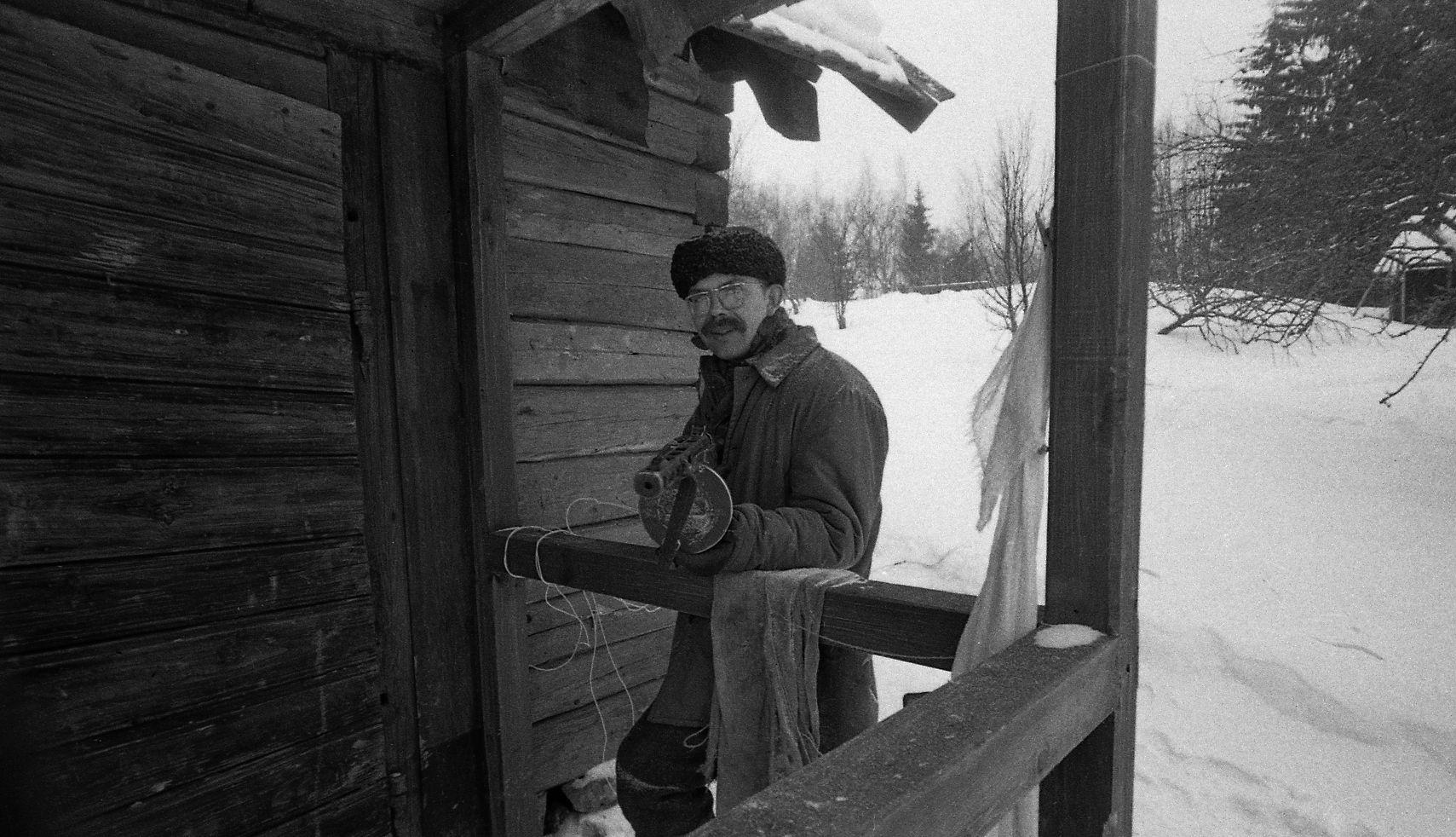 Lahing taluõuel. Helioperaatori assistent Ahti Mänd mängib meest, kes saab tulevahetuses surma. 
