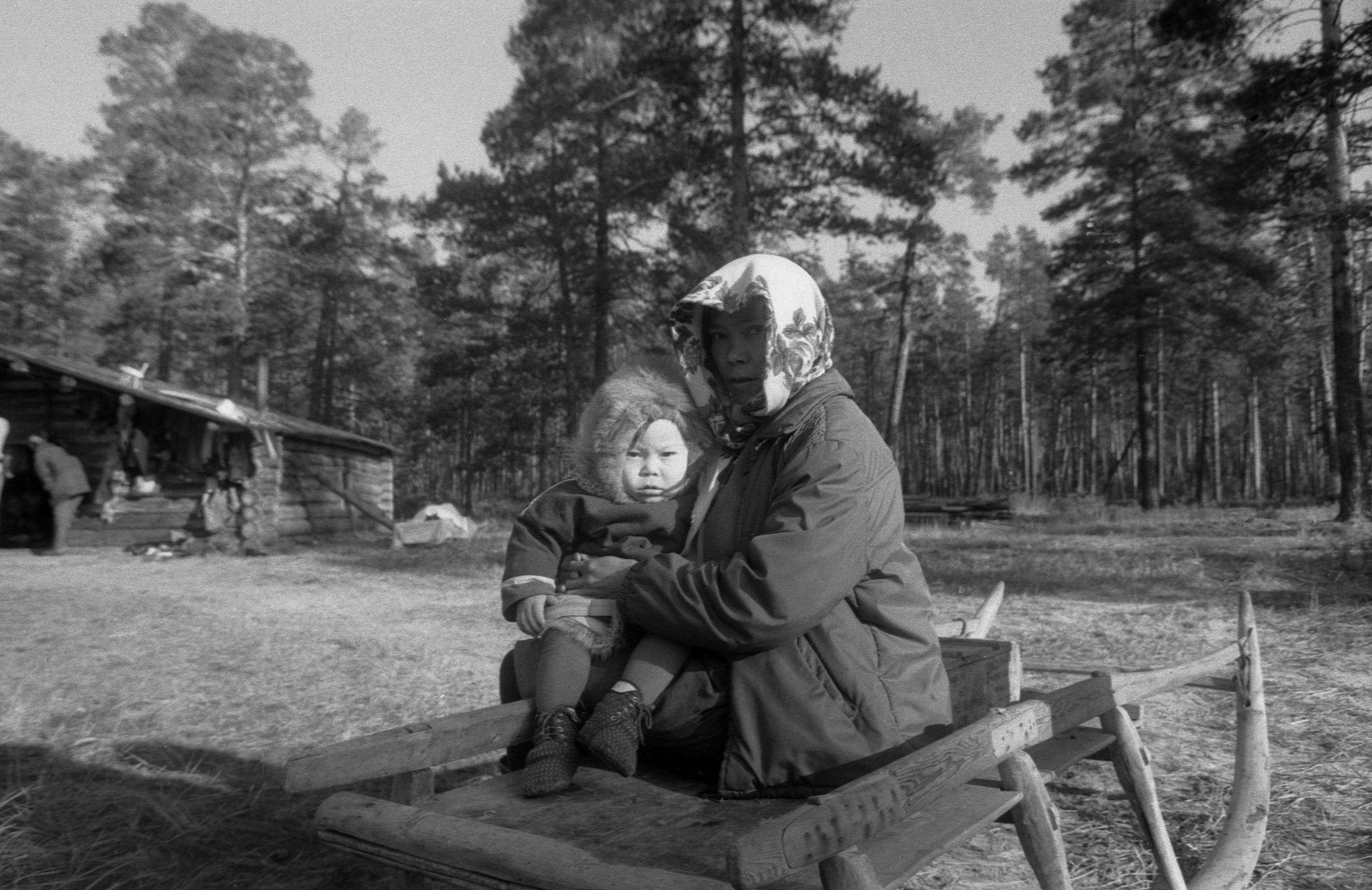 Handi naised ja lapsed tare juures (1988)