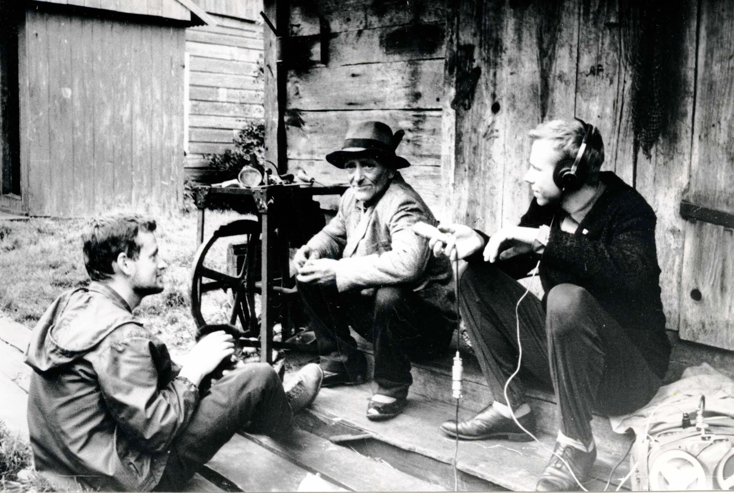 Filmivõtetel Ruhnus (1965). Režissöör Andres Sööt, Ruhnu elanik Norman ja helioperaator Enn Säde