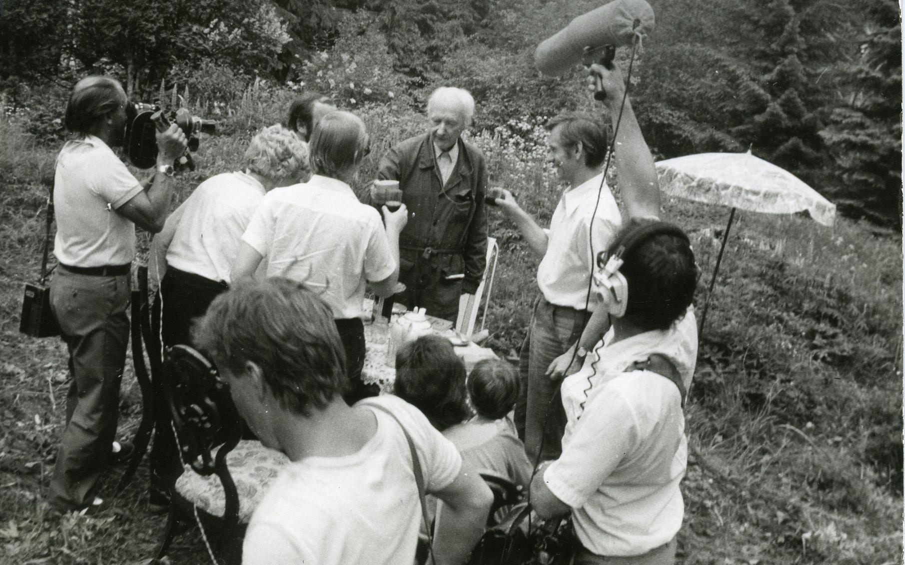 Filmivõtted Valgemetsas. Kaamera taga režissöör Peeter Tooming, Linnar Priimägi, Rein Veidemann, Valmar Adams, stsenarist Trivimi Velliste, helimees Kalle Jürgens - Peeter Toominga kogu
