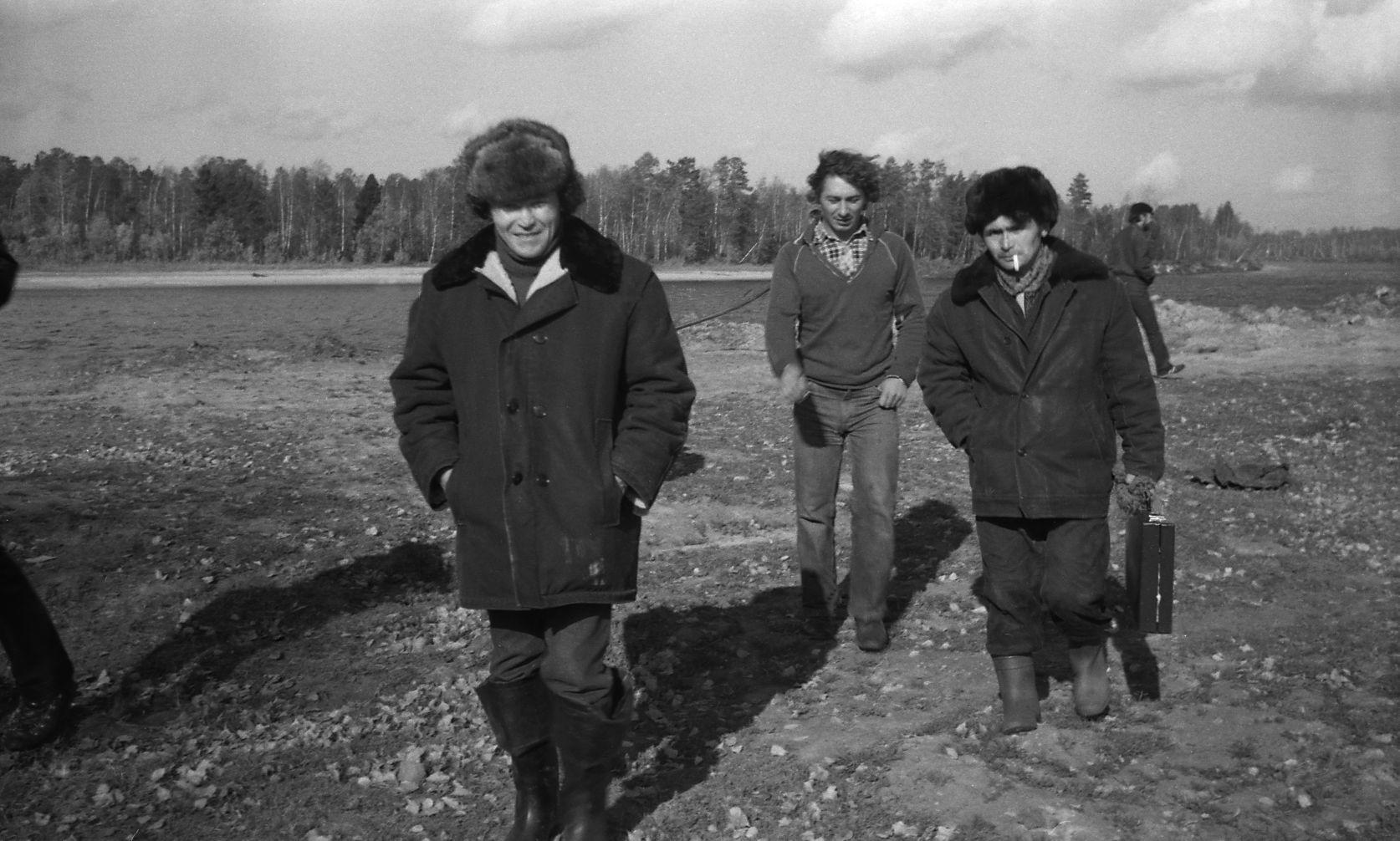Filmigrupi peatus Agani külas (1985) -  Foto Enn Säde