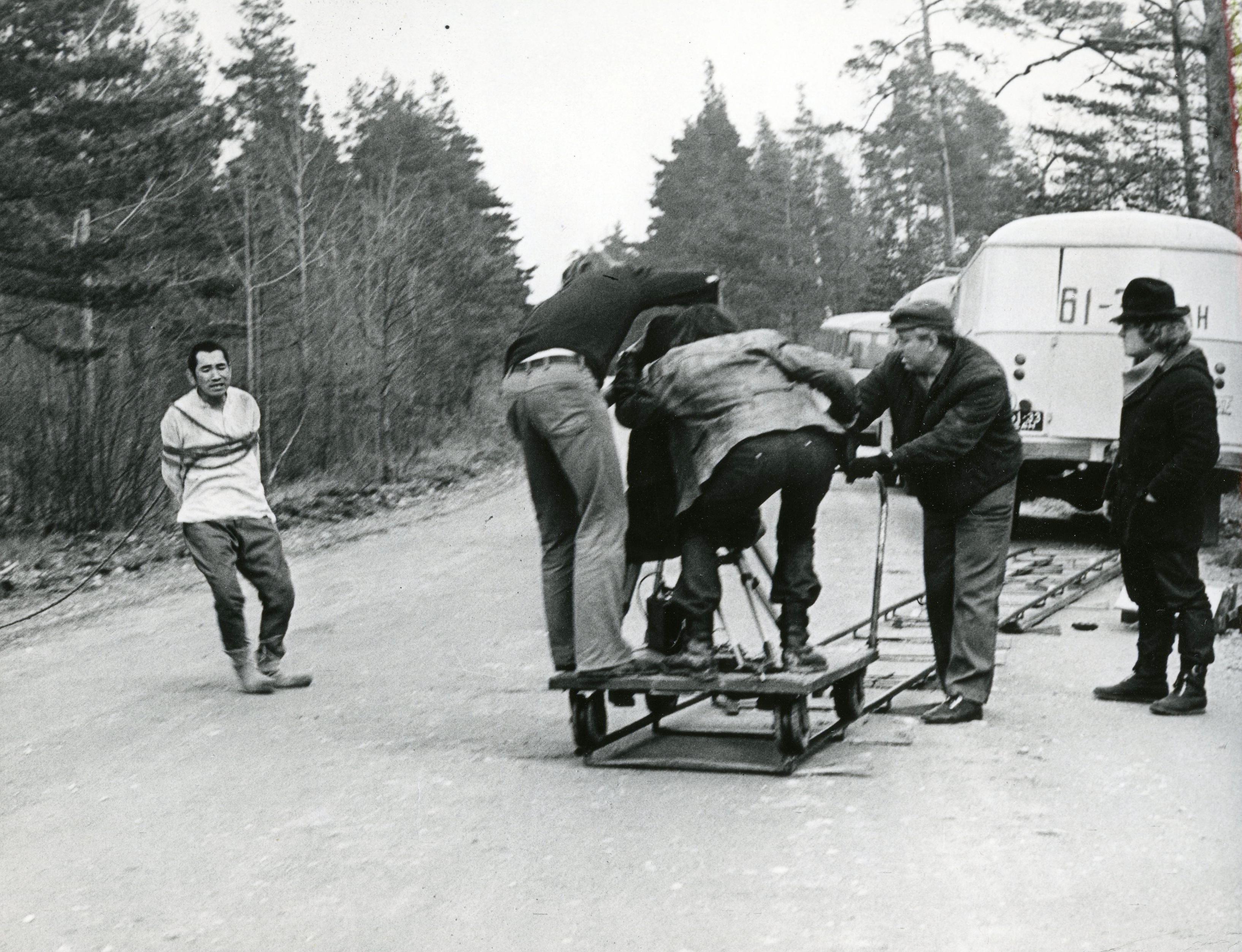 Filmivõtetel - Sõduri osatäitja Kubanbek Žussupov, operaatori assistent Vladimir Ivanov, operaator Anatoli Lapšov, mehaanik, režissöör Peeter Simm