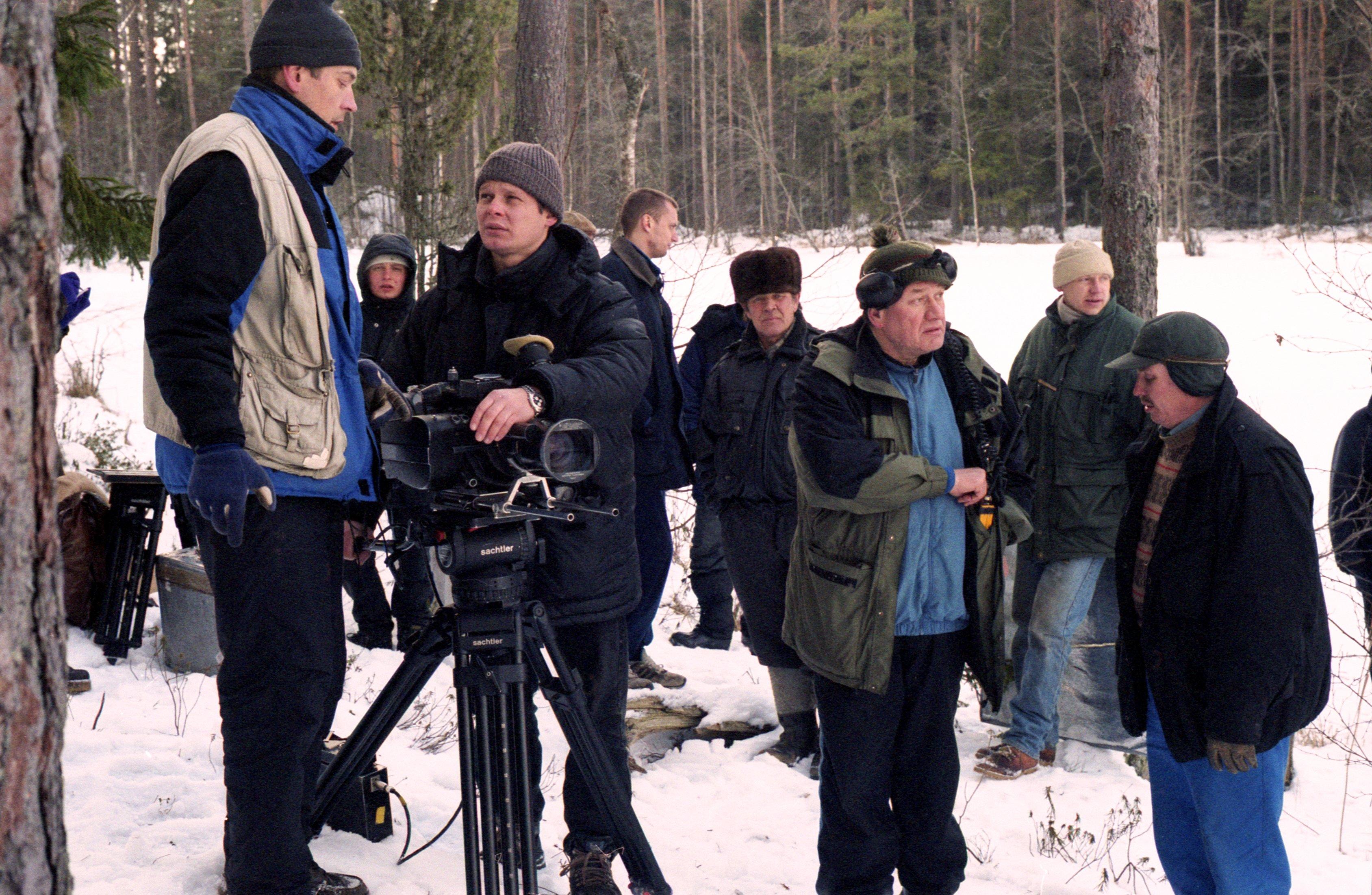 Filmivõtted Eestis, Kõrvemaal. Esiplaanil operaatori assistendid Roland Adamson ja Veiko Taluste, režissöör Arvo Iho ja operaatori assistent Rein Pruul.