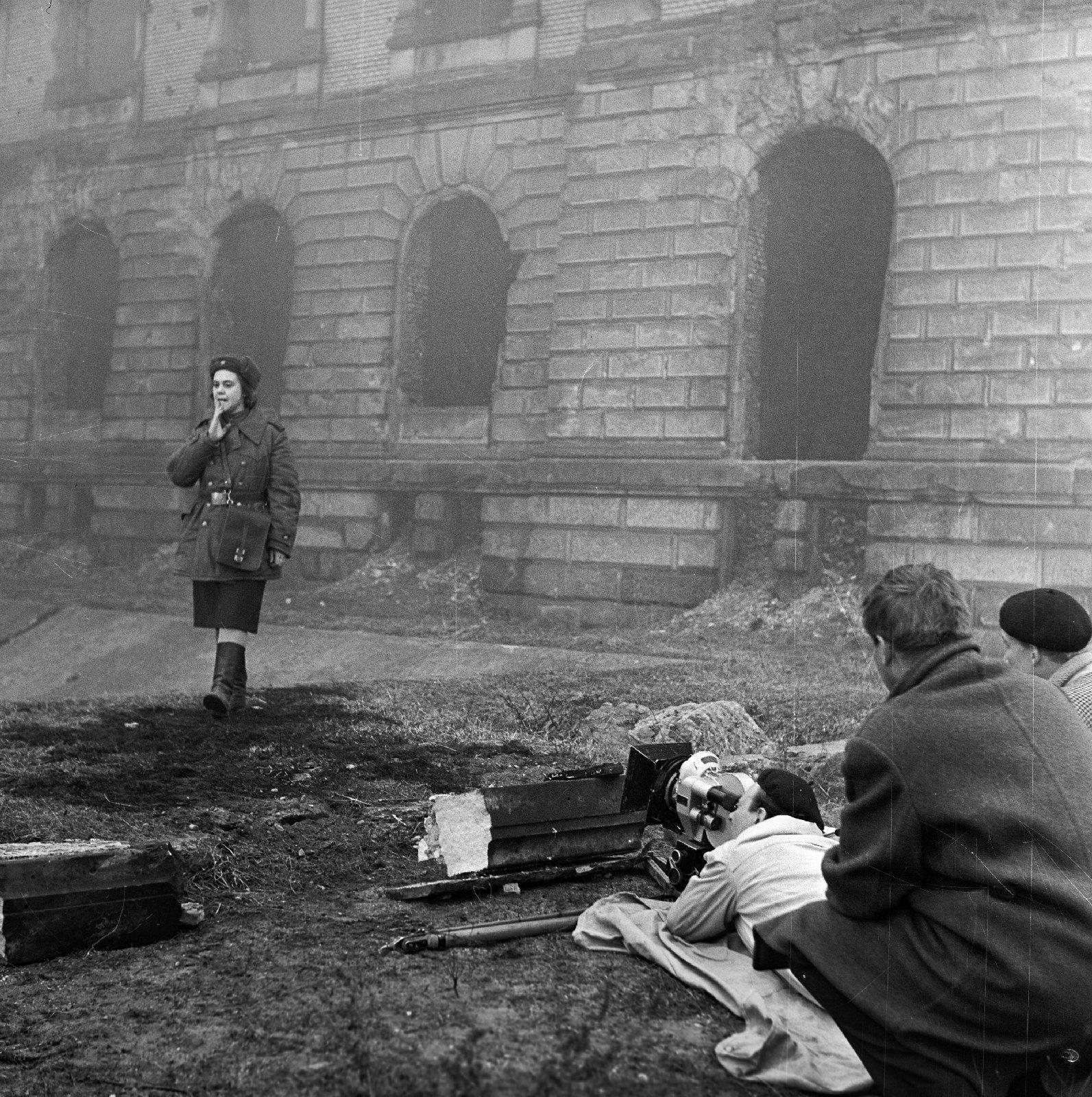 Mängufilm „Roosa kübar“ (1963) - Filmiarhiivi kogu