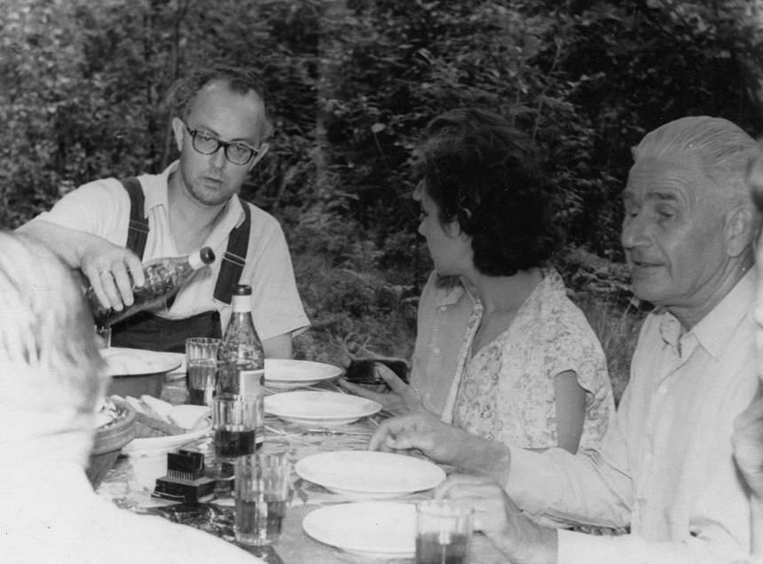 Metsamuinasjutu (1960) filmigrupp Randveres. Filmi režissööe Elbert Tuganov, animaator Evgenia Levoll