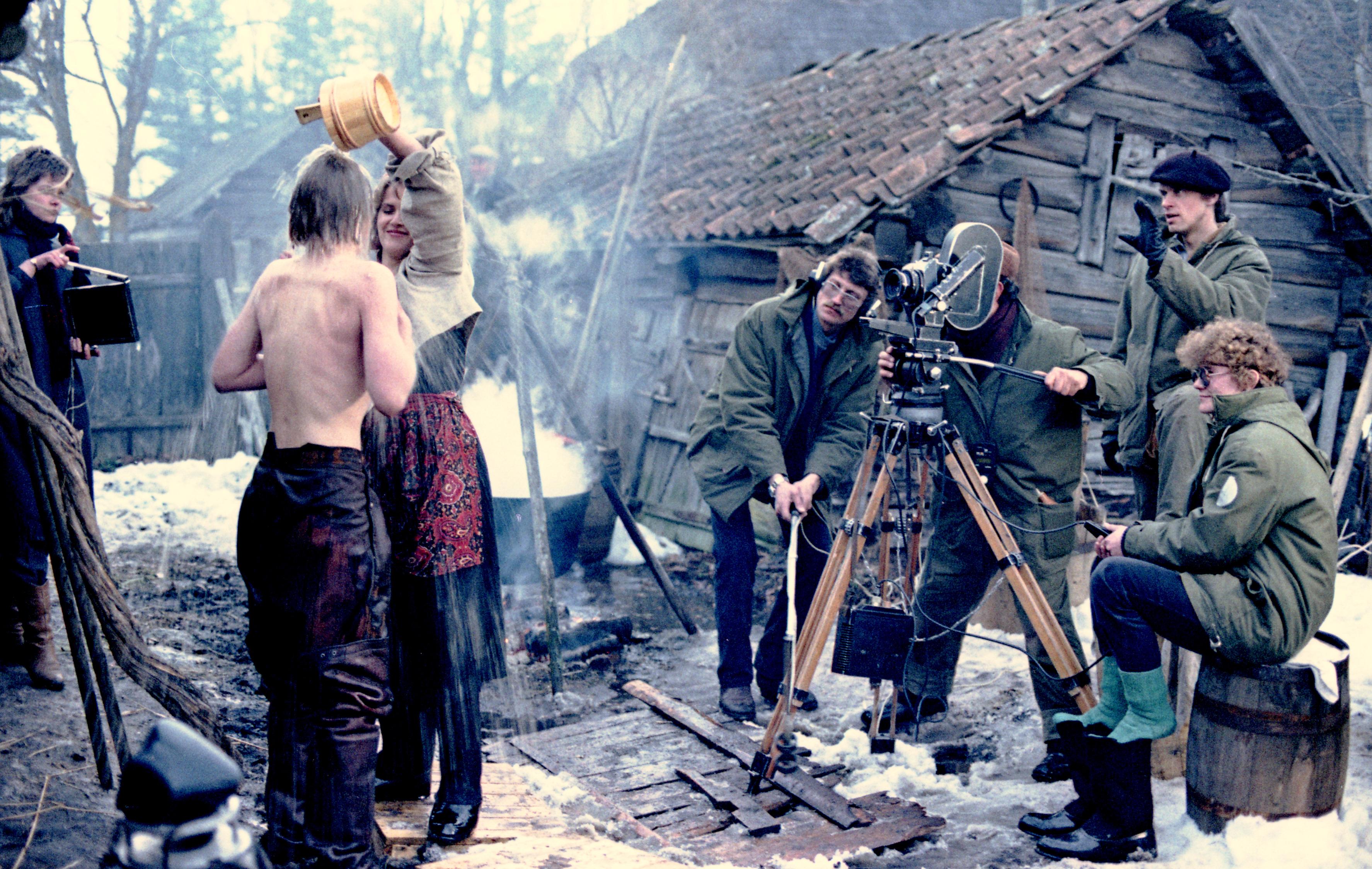 Filmivõtted Altja külas. Clemeti osatäitja Martinas Budraitis, Walborgi osatäitja Inara Slucka, helioperaator Mati Schönberg, operaator Nugzar Ruhadze, režissöör Olav Neuland, operaatori assistent Kadi Tõkke