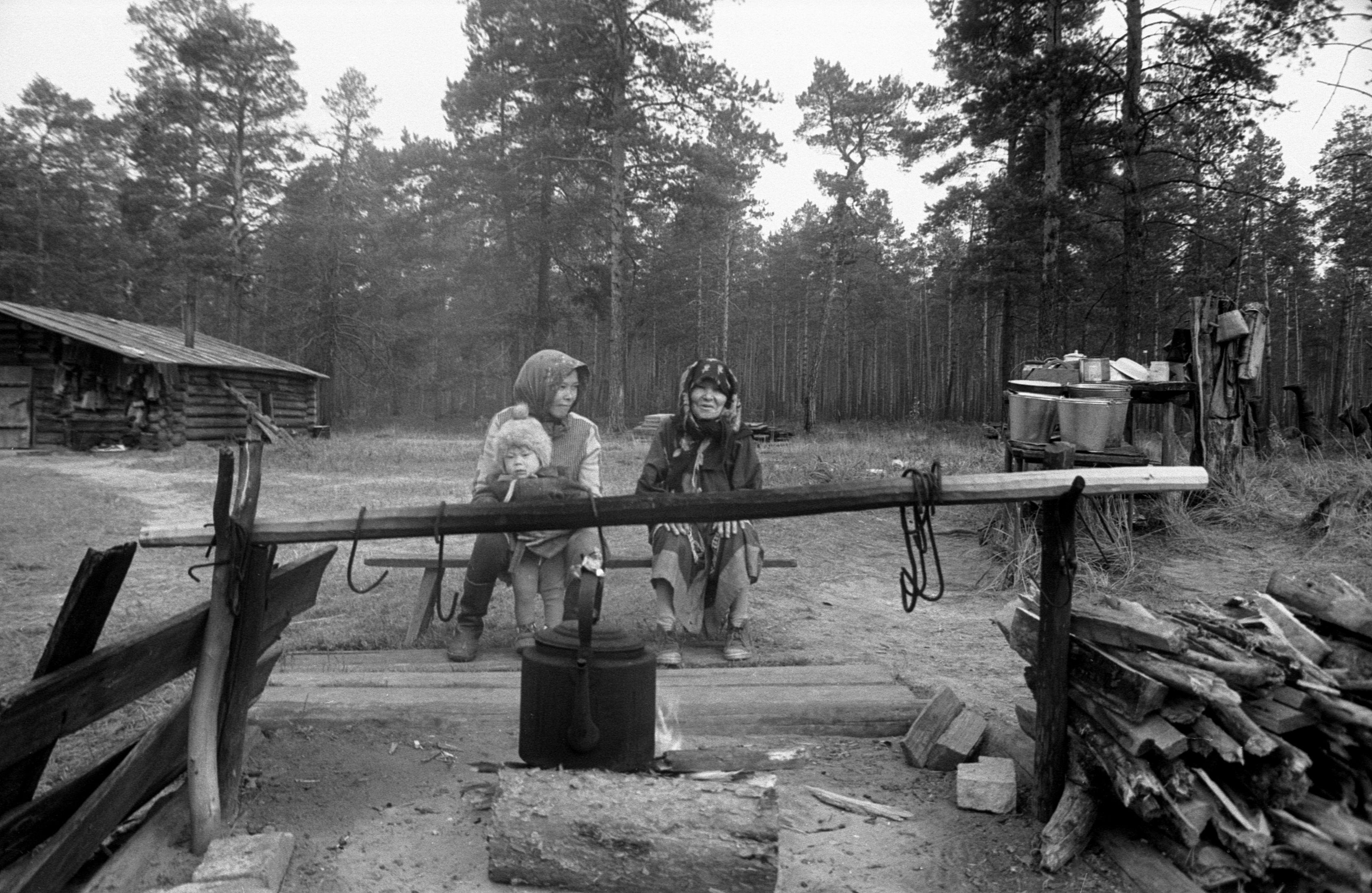 Handi naised ja lapsed tare juures (1988)