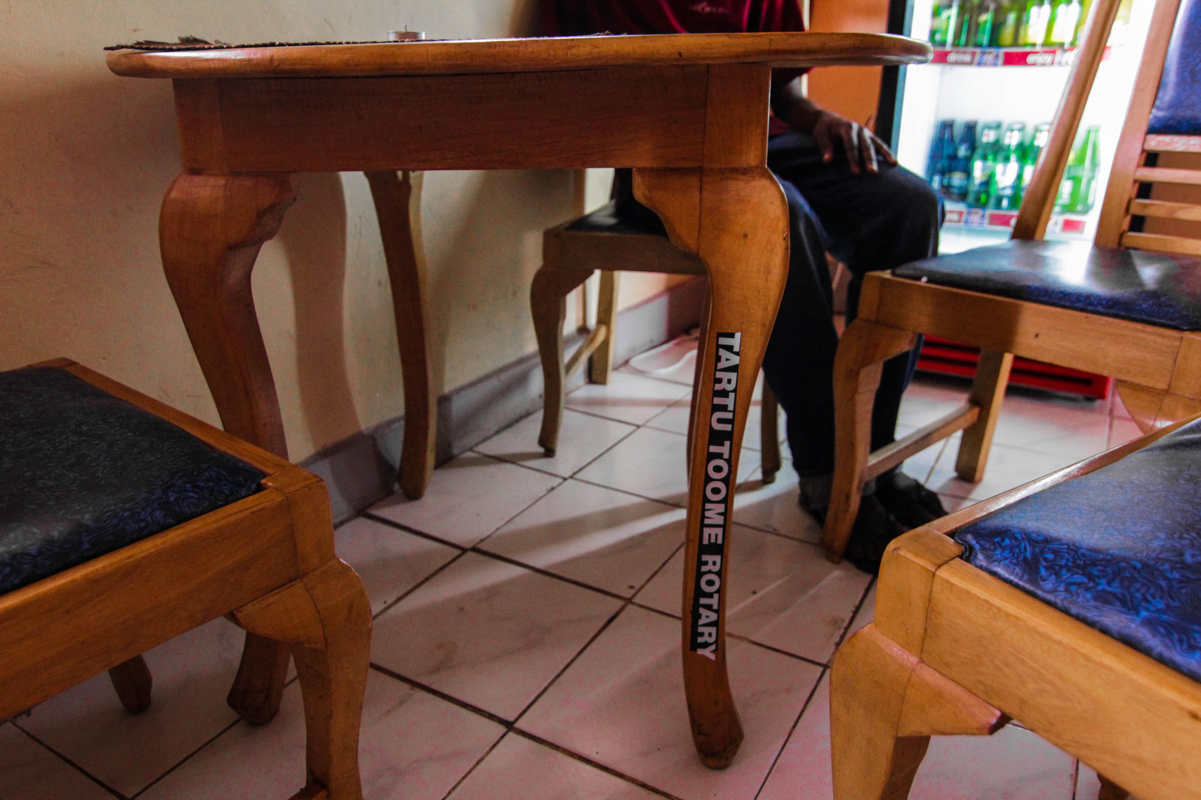 Nimelised lauad ja toolid POP UP kohvikus Kampalas - Foto Kullar Viimne