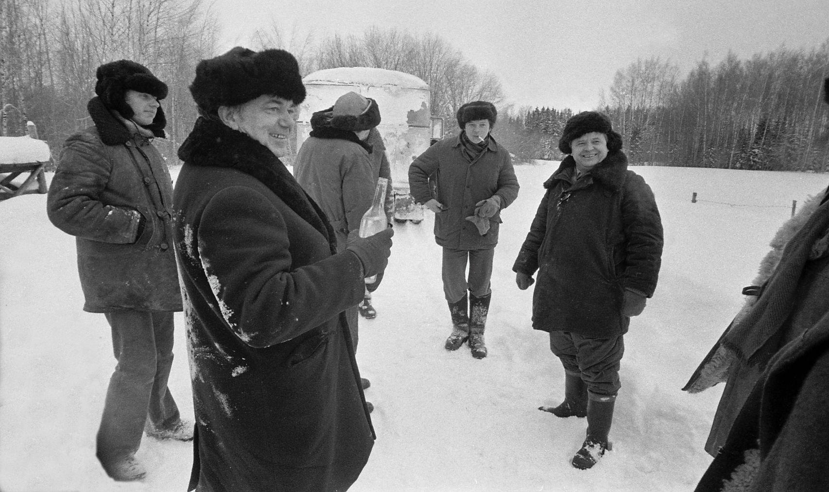 Paremal ees kunstnik Heikki Halla. Näitlejate buss sõitis Nelli Taarile järele, Muna peatuses jäi buss kinni, autot lükates tuli lume seest välja viinapudel. Kaadrisse vaatab puussepp Saepuru Sass. 