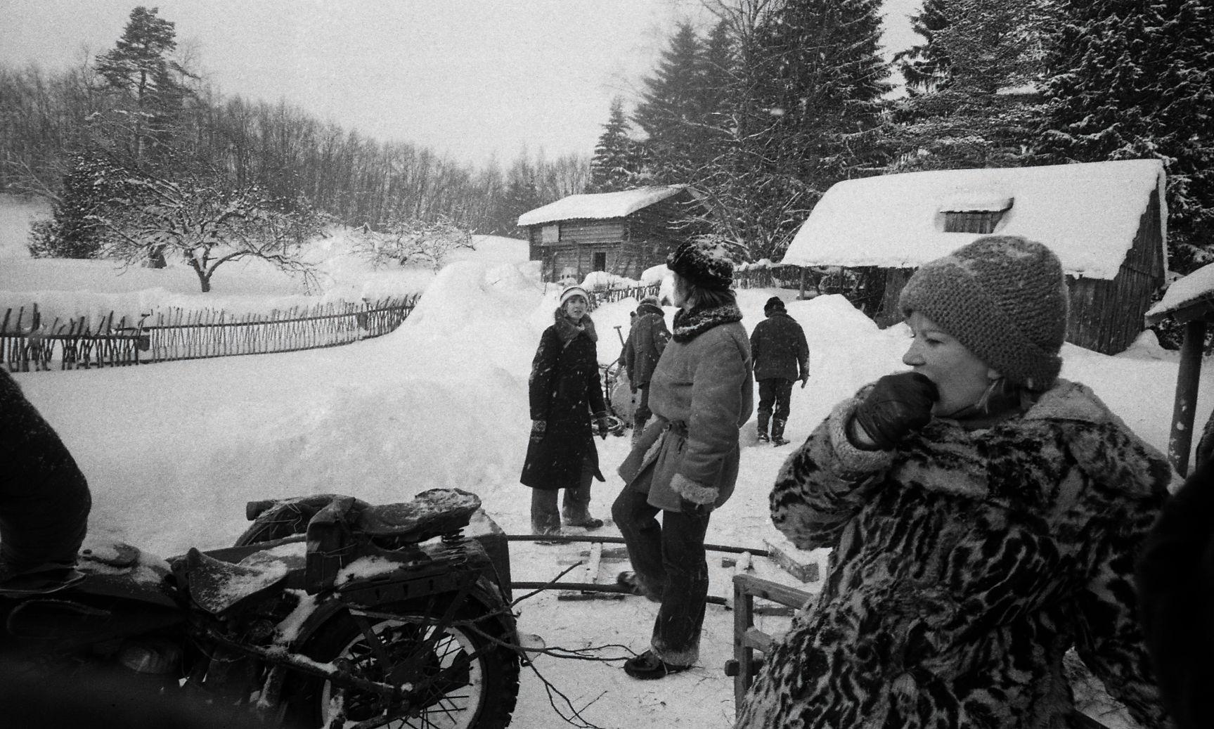Esiplaanil grimeerija Eva Jõgi.