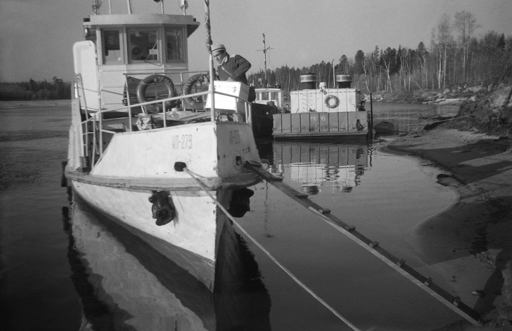 Filmigrupi peatus Agani külas (1985) -  Foto Enn Säde