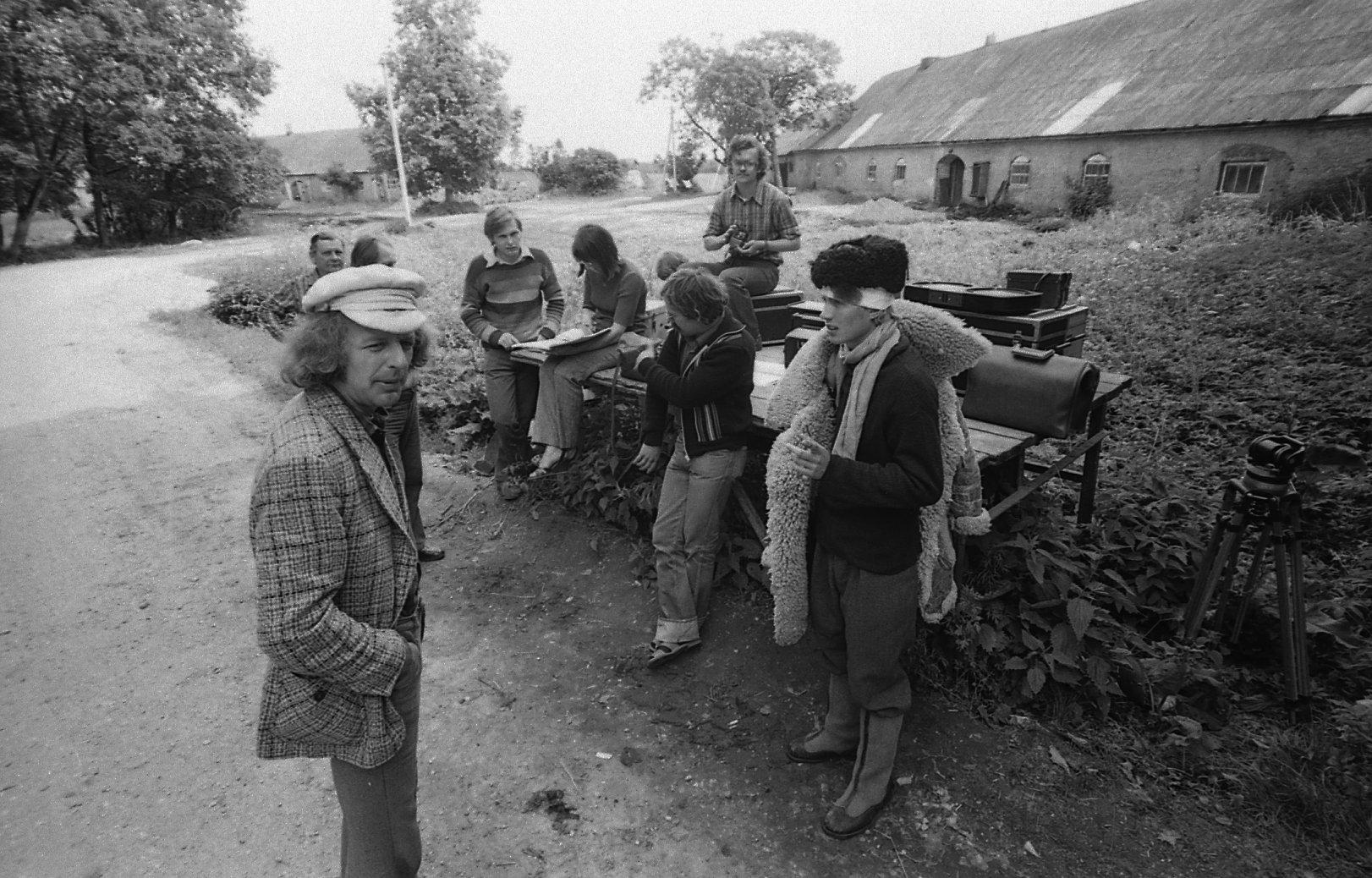 Matsalus. Esiplaanil režissöör Mark Soosaar ja Anton Kolumbuse osatäitja Margus Oopkaup, tagaplaanil vasakul fotograaf Villu Reiman, režissööri assistent Mati Jaska, II režissöör Ly Pulk, operaatori assistent Kalle Jürgens ja helioperaatori assistent Ahti Mänd. 