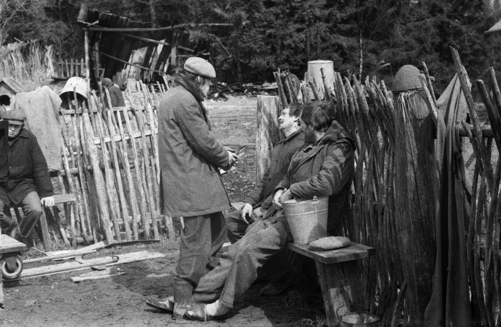 Alamahtja taluõuel. Olav Neuland, Rudolf Allabert ja Evald Aavik.