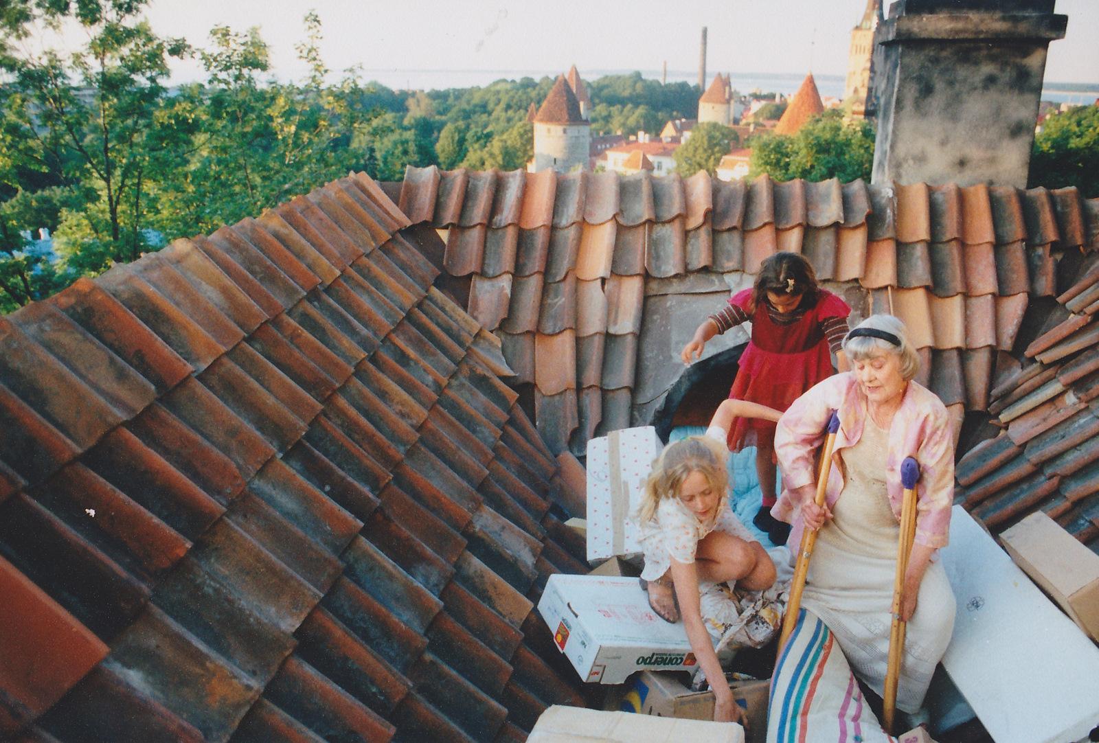 Sigridi osas Kerti Viilas, Saara osas Gabriele Guardado, vanaema osas Herta Elviste - Foto Arvo Iho - Rao Heidmetsa kogu