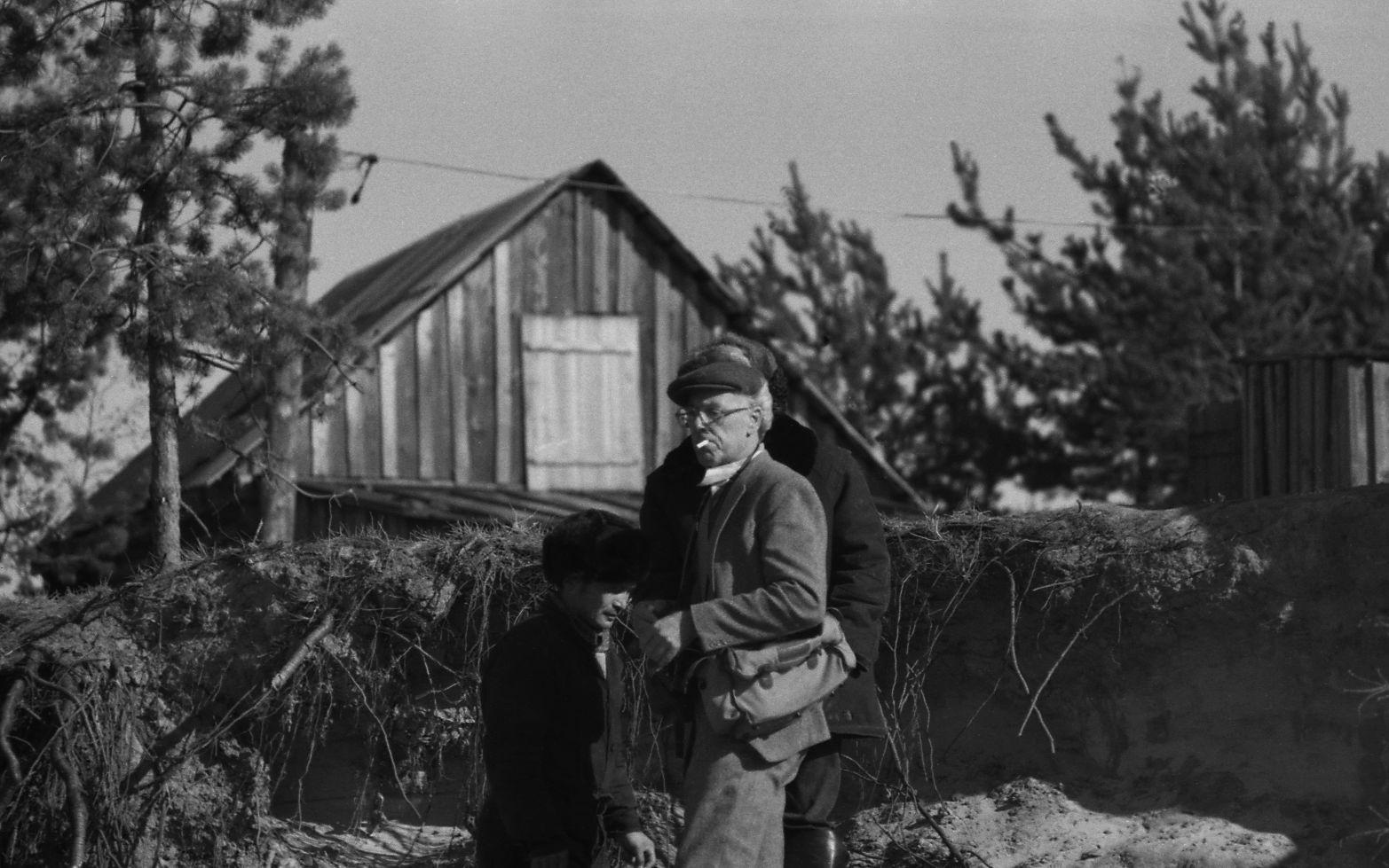 Filmigrupi peatus Agani külas (1985) -  Foto Enn Säde