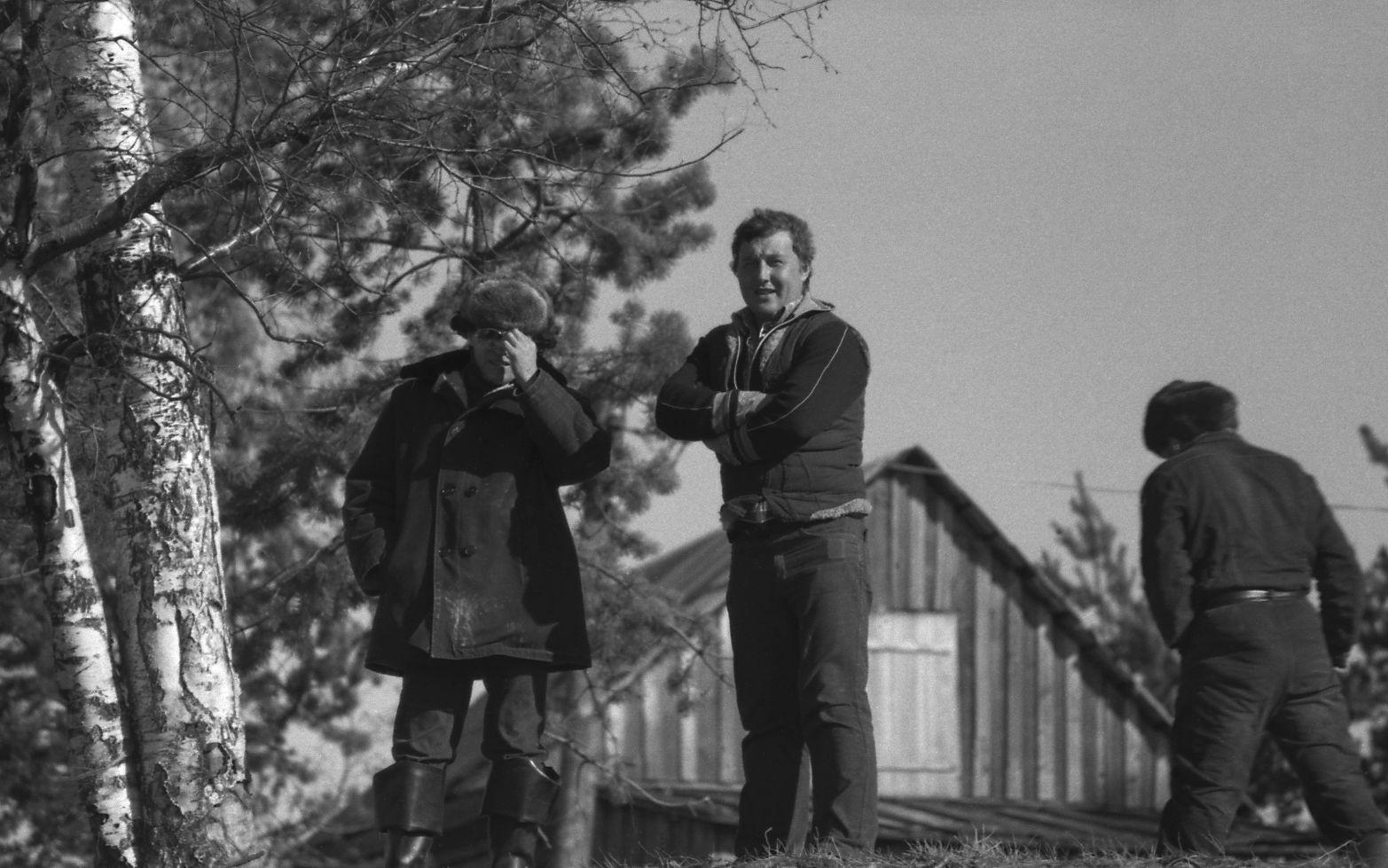 Filmigrupi peatus Agani külas (1985) -  Foto Enn Säde