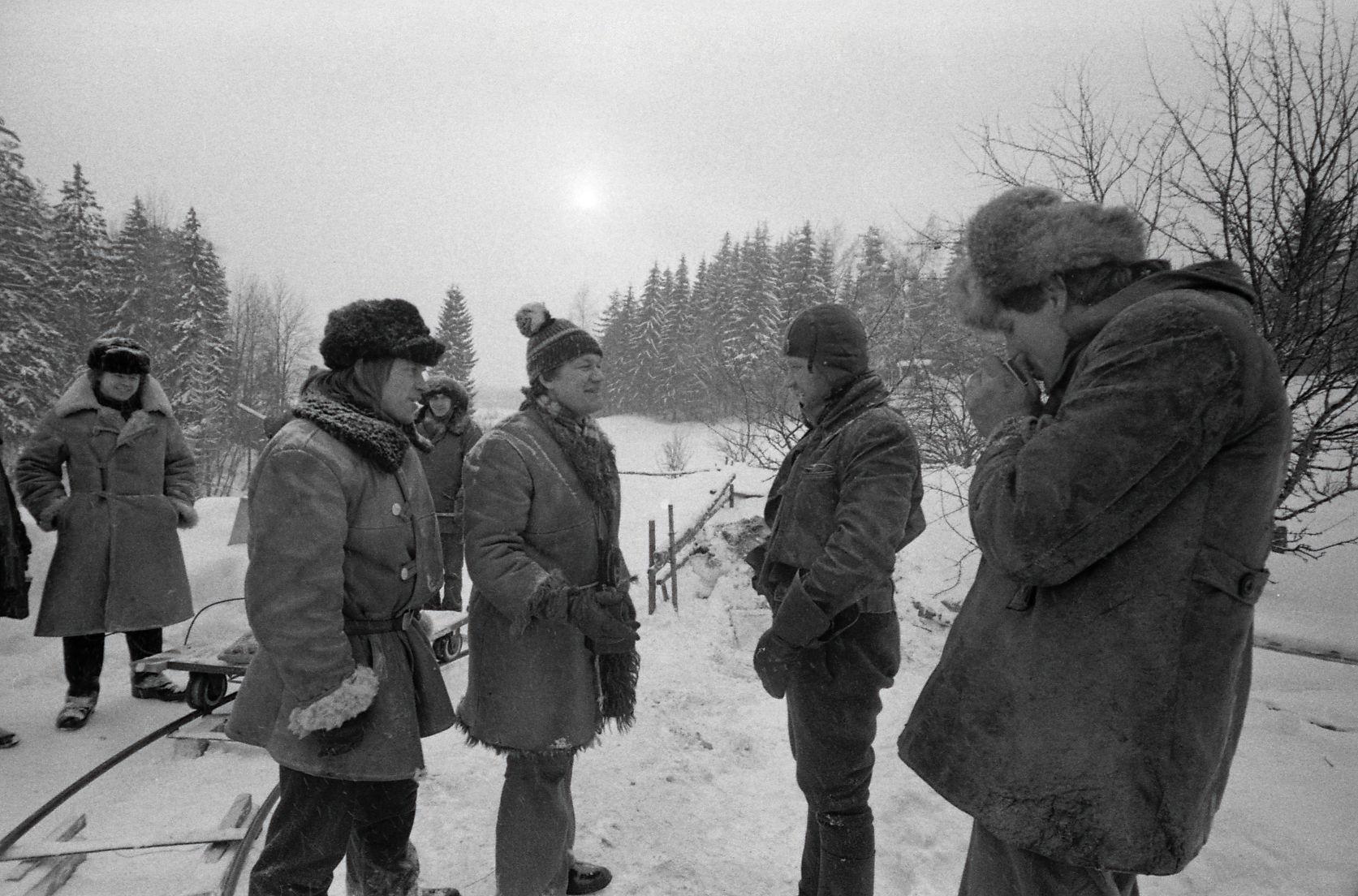 Esiplaanil operaator Arvo Iho ja režissöör Olav Neuland ning näitlejad Tõnu Kark ja Evald Aavik.