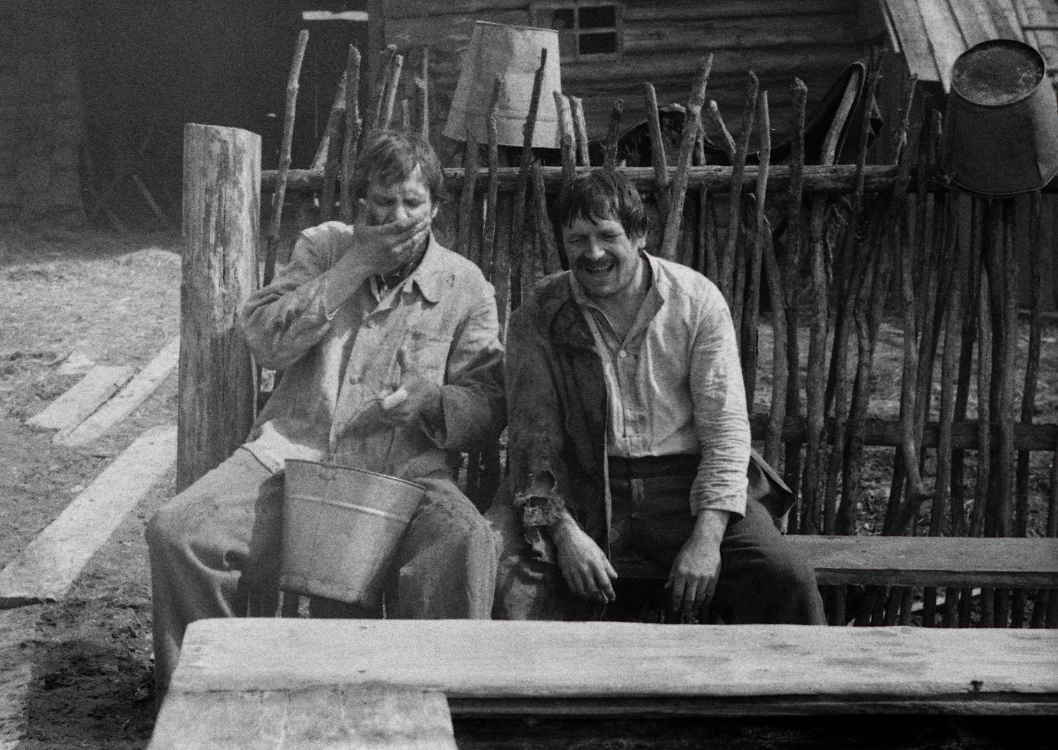 Sülitavad hambaid välja. Võõra osatäitja Evald Aavik ja Jüri Piiri osatäitja Rudolf Allabert.