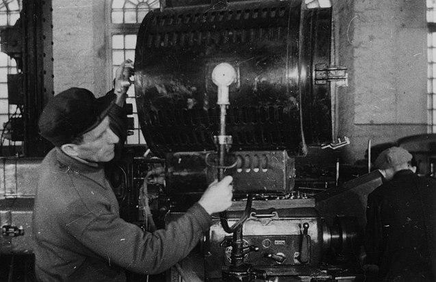 Filmivõtted tehases Volta. Valgustaja Enn Erm lülitab sisse prožektori -valmimas on dokumentaalfilm „Taassündinud tehas“ (1949). Kaader kinokroonikast „Päev Tallinna Kinostuudios“ (1950), Ringvaade „Nõukogude Eesti“ nr 4, 10. veebruar 1950, 3/4  