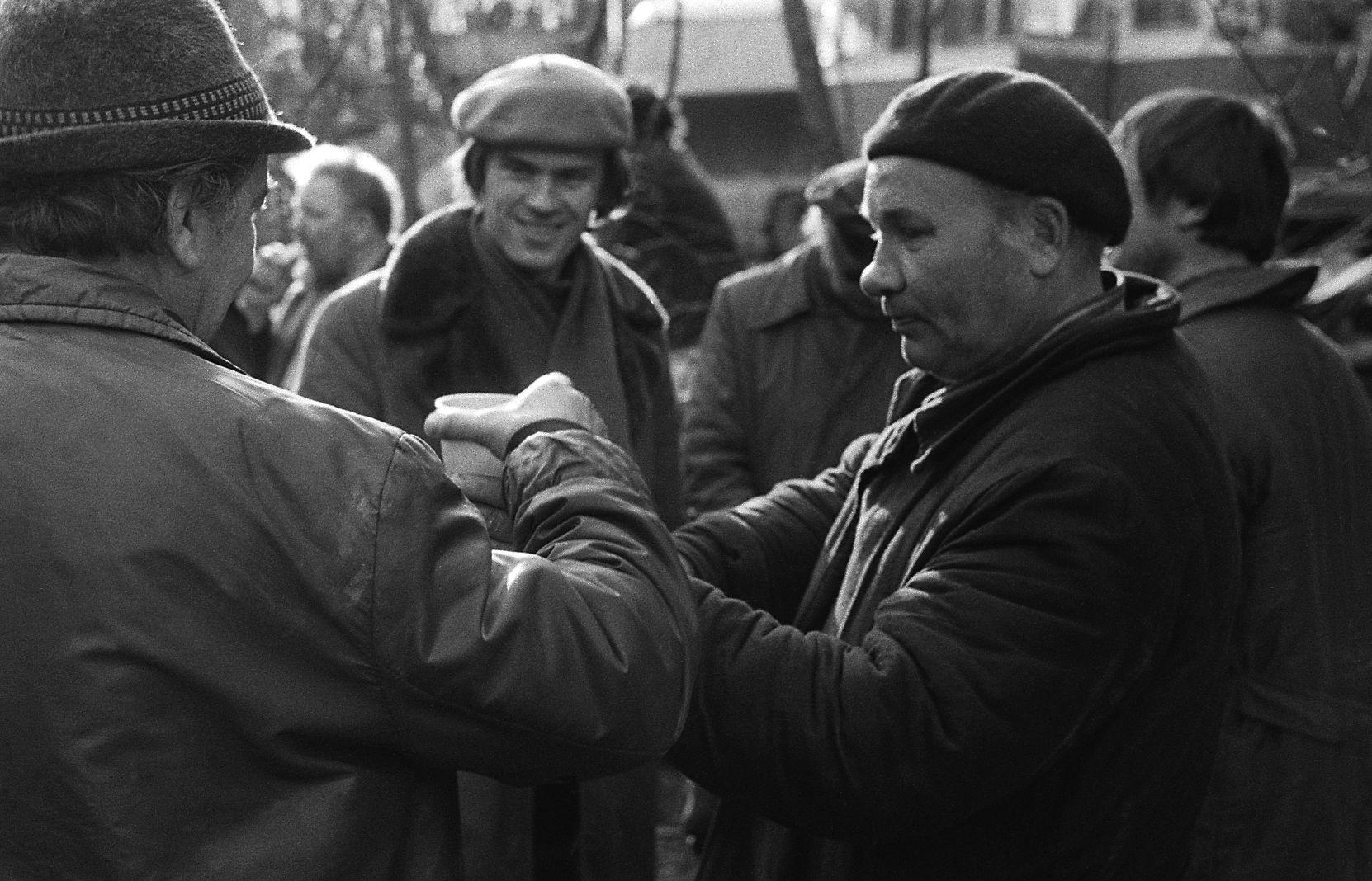 Filmi lõpetamine mais 1979. Pidu. Autojuht Ants, režissöör Olav Neuland ja kunstnik Heikki Halla. 