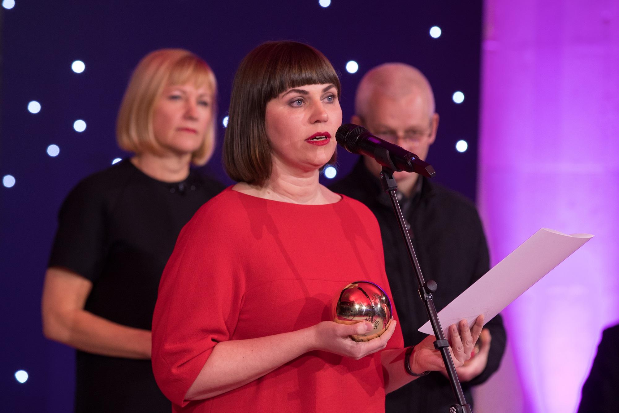 Kultuurkapitali aastapreemia laureaadid audiovisuaalse kunsti valdkonnas, Aasta film 2018 Seltsimees laps produtsent Riina Sildos, režissöör Moonika Siimets ja operaator Rein Kotov - Foto Egert Kamenik - Eesti Kultuurkapital